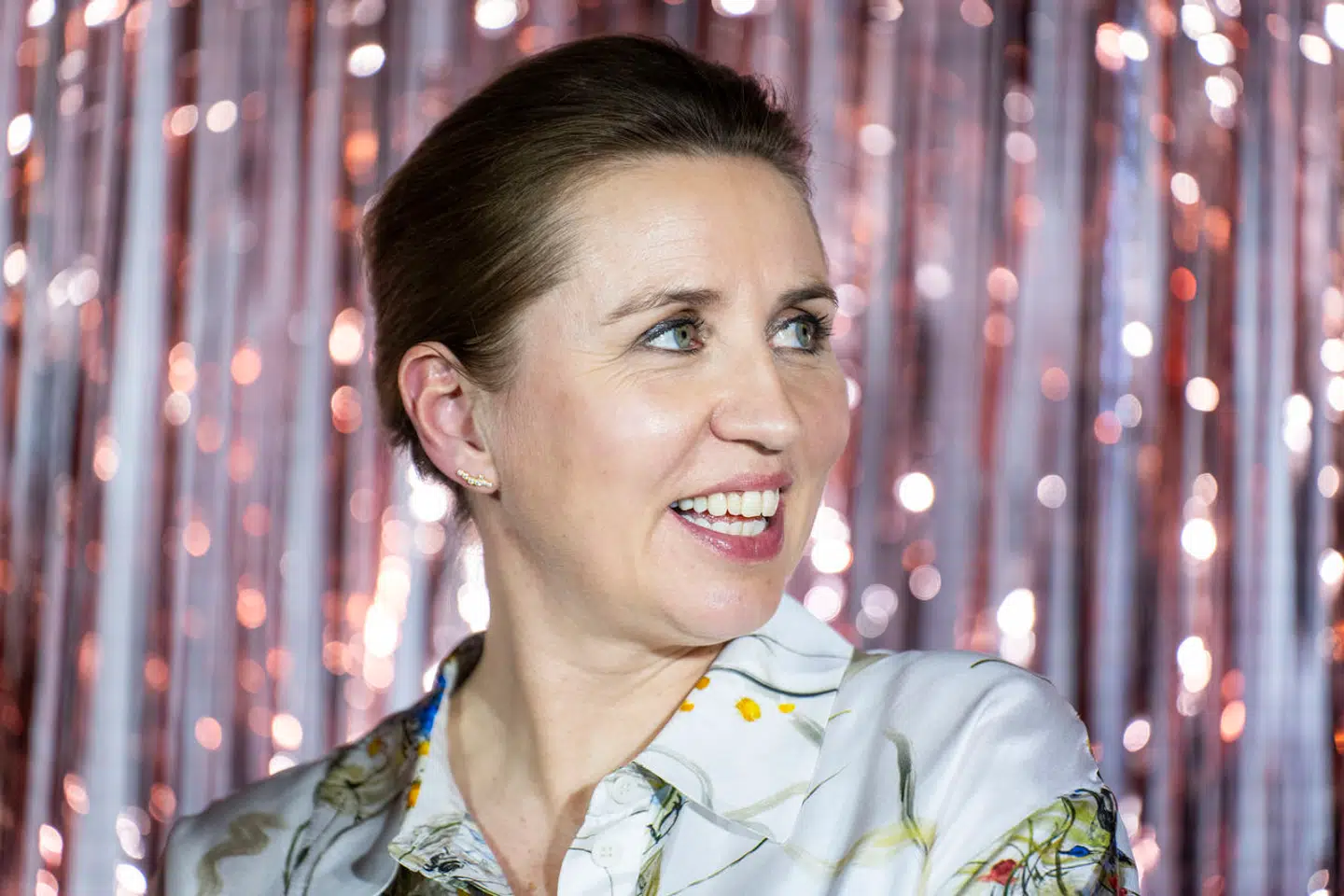 I en længere periode har statsminister Mette Frederiksen (S) lavet store udenrigspolitiske markeringer. Nu er hun så at sige »vendt hjem«, skriver Altinget, der onsdag bringer et interview med statsministeren. Politisk kommentator Noa Redington er dog ikke synderlig begejstret. Intet, hun siger, er nyt, påpeger han.