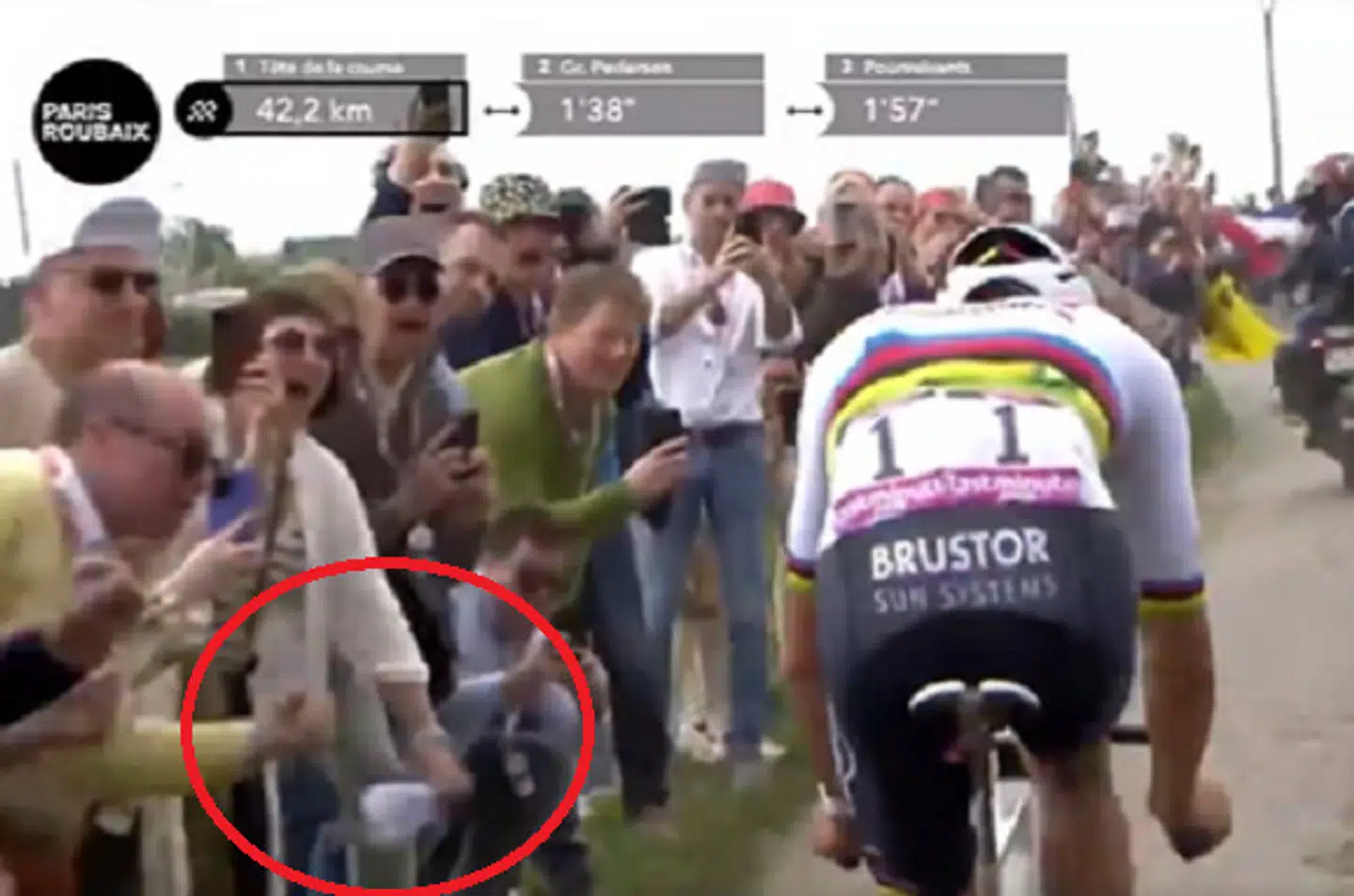 Her kastet kvinden kasketten. Episoden skete med 42 kilometer til mål.