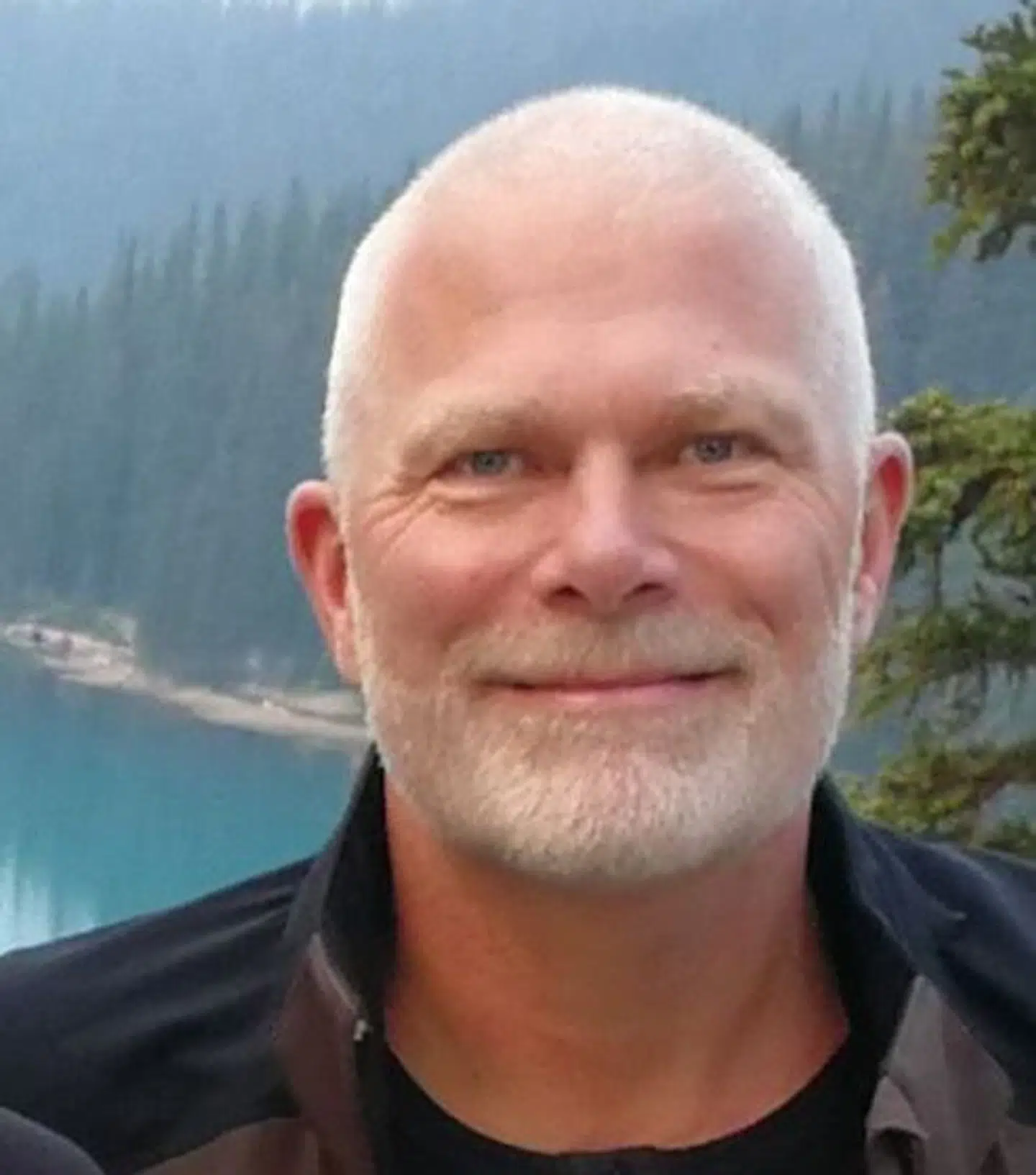 René Carstensen var en afholdt mand i Dragør. Han kæmpede for sit liv, da han blev overfaldet af de to Bandidosrockere på Dragør Fort foran sit hjem. Han blev dræbt af fire knivstik i brystet.