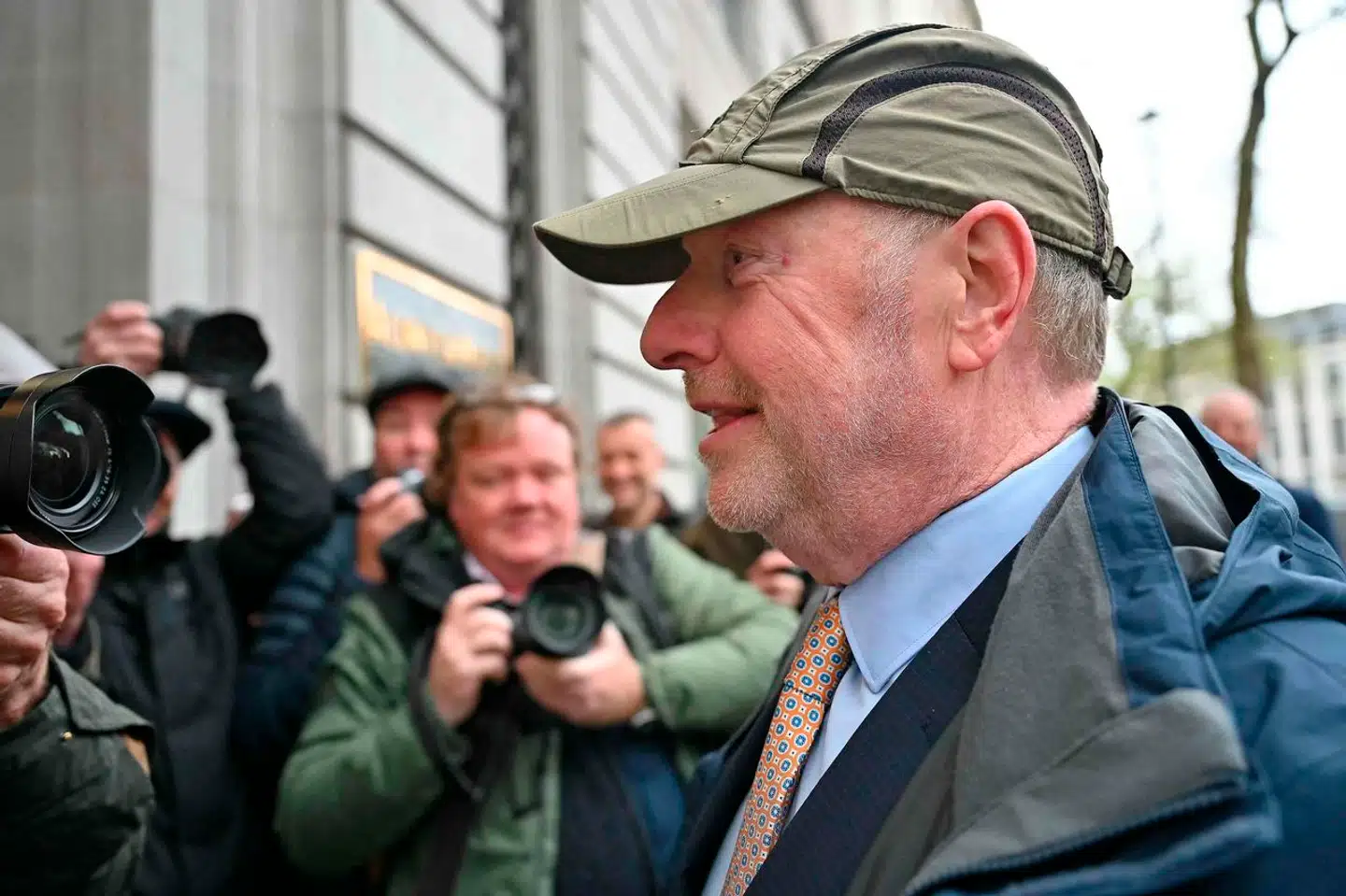 Alan Bates har gennem mere end tyve år kæmpet for at blive renset for anklager fra det britiske postvæsen. Hans kamp var startskuddet til en skandale af kæmpestore proportioner, der bliver betegnet som et af de største justitsmord i den britiske historie.