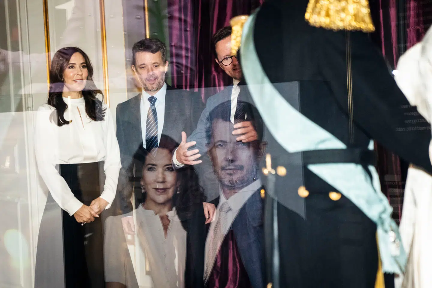 Det er blevet skrevet ind i et nyt lovforslag, hvad man skal gøre med dronning Mary i tilfælde af, at kong Frederik dør. Her åbner det royale ægtepar gennem tyve år en udstilling på Amalienborgmuseet, der minder kong Frederiks liv – ikke mindst sammen med dronning Mary.