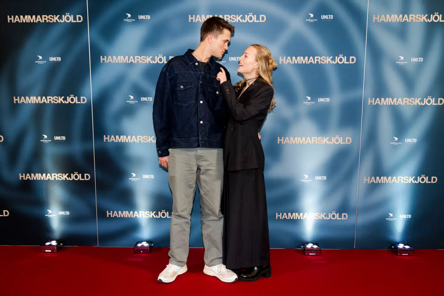 Flora Ofelia Hofmann Lindahl ankommer sammen med kæresten Asger til gallapremiere på filmen Hammarskjöld i Imperial i København, onsdag den 10. april 2024.