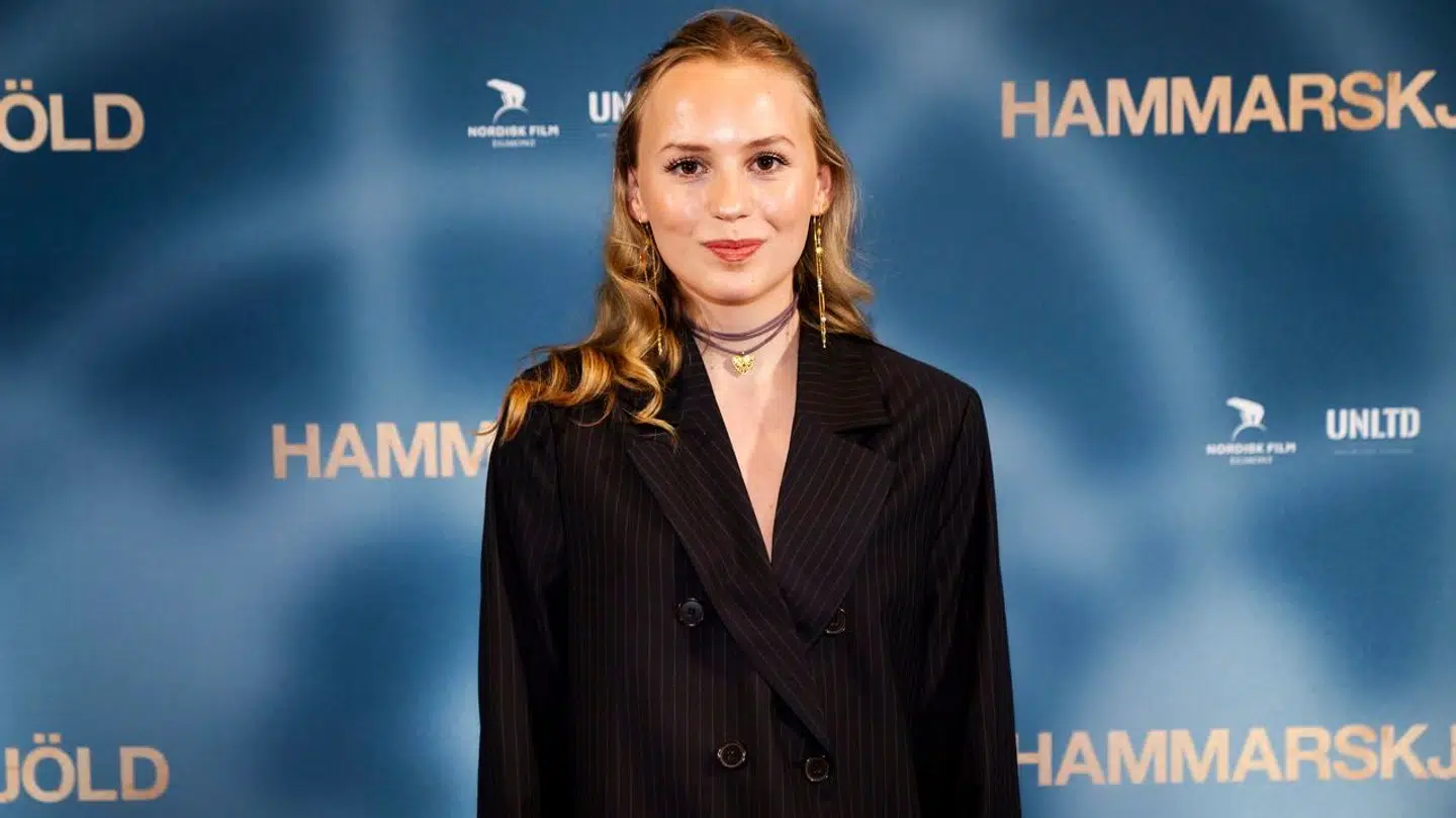 Flora Ofelia Hofmann Lindahl viste sin nye kæreste frem for første gang til premieren på filmen 'Hammarskjöld' i Imperial i København, onsdag den 10. april 2024.