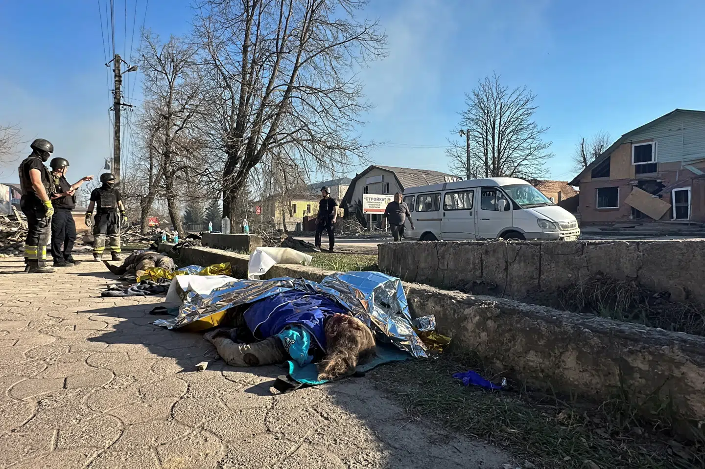 I Kharkiv dræbte et missilangreb på et apotek en 14-årig pige og to kvinder i landsbyen Lyptsi ifølge den regionale guvernør Oleh Synjehubov.