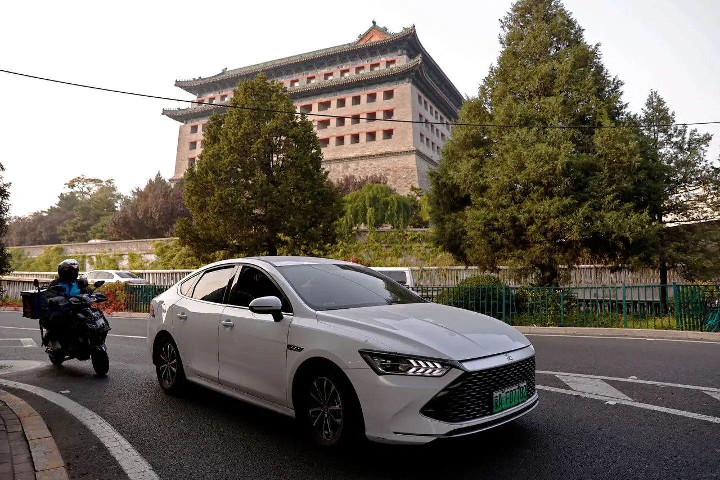 BYDs Qin-model kører gennem Beijing i oktober sidste år. BYD er i dag verdens største elbilsproducent. Tidligere havde Tesla den titel.