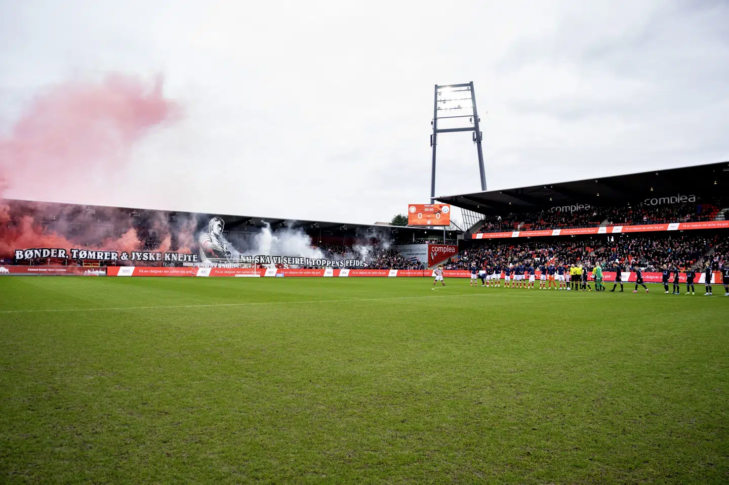 AaB fører 1. division før de sidste otte spillerunder. Der er hele 17 point ned til en ikke-oprykningsgivende plads.