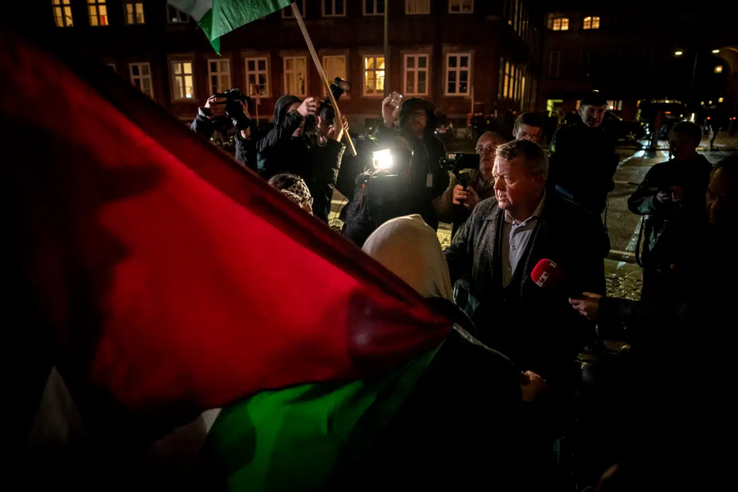 Lars Løkke Rasmussen (M) i samtale med propalæstinensiske demonstranter i forbindelse med et fakkeloptog på 85-årsdagen for Krystalnatten.