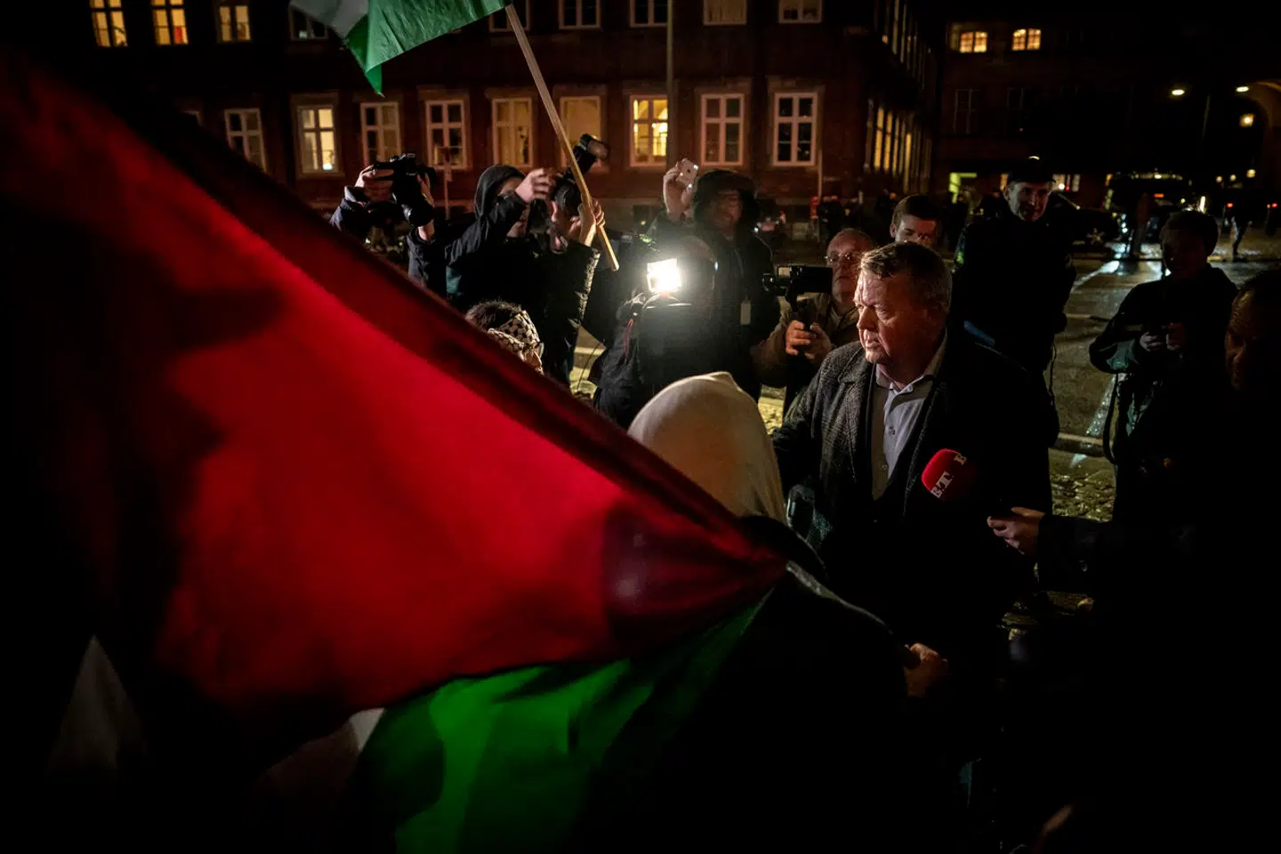 Lars Løkke Rasmussen (M) i samtale med propalæstinensiske demonstranter i forbindelse med et fakkeloptog på 85-årsdagen for Krystalnatten.