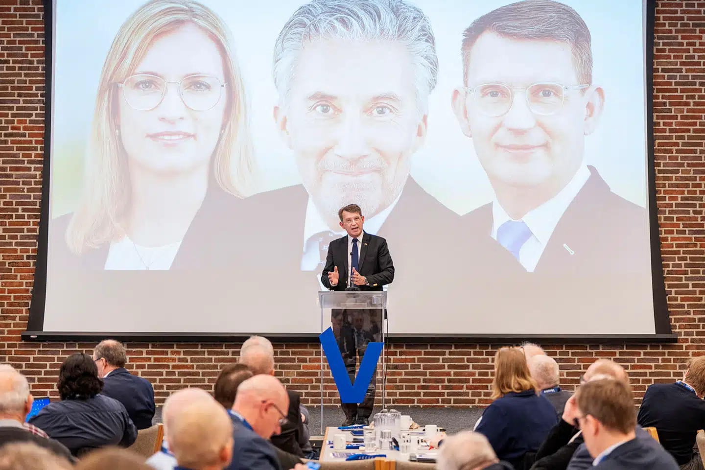 Troels Lund Poulsen (V) gør det nu klart, at det er slut med at holde sig fra politiske angreb for at bevare den gode stemning.