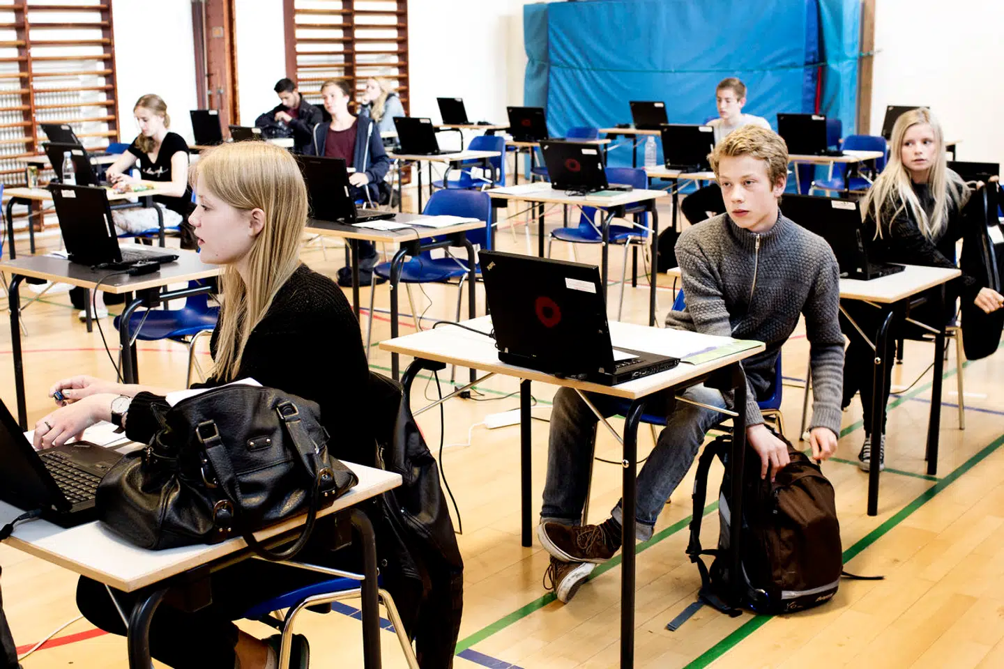 Drengene efter pigerne. På en lang række parametre er drengene i danske børnehaver, skoler og gymnasier langt efter pigerne. En af dem er karakterer ved 9.-klassernes afgangsprøver.