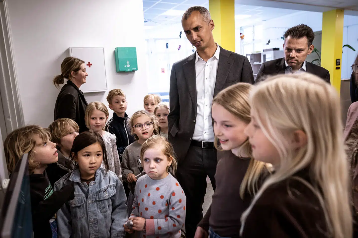 Undervisningsminister Mattias Tesfaye (S) besøger institutionen SFO Søstjernen efter en artikel i Berlingske. Frederiksbergs borgmester Michael Vindfeldt (S) deltager blandt andre i besøget. Regeringen har erklæret, at børns fællesskaber er presset, og institutionen er billedet på de pressede fællesskaber.