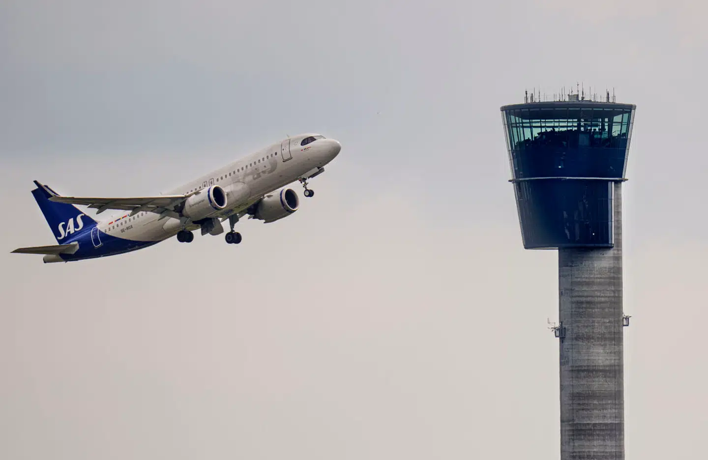Passagerfly fra SAS flyver forbi kontroltårnet i Københavns Lufthavn.