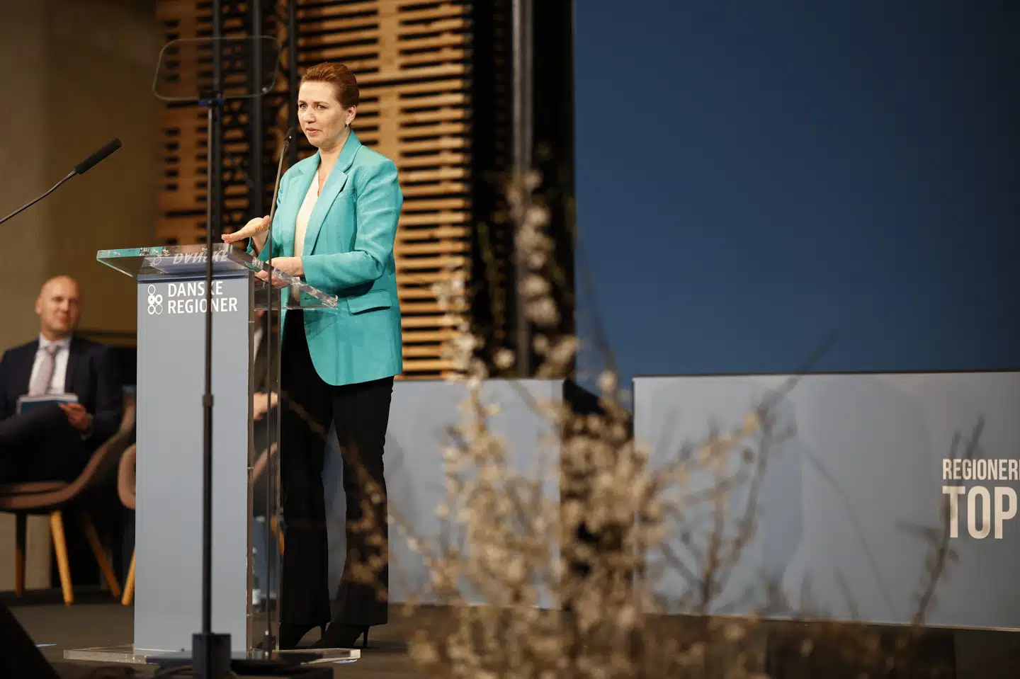 - Vi står med en bunden og stor opgave, og hvis ikke vi knækker den her kurve, så tror jeg, meget andet, vi taler om på sundhed, bliver nærmest ligegyldigt, siger statsminister Mette Frederiksen (S) i en tale på Regionernes topmøde i Aarhus torsdag.