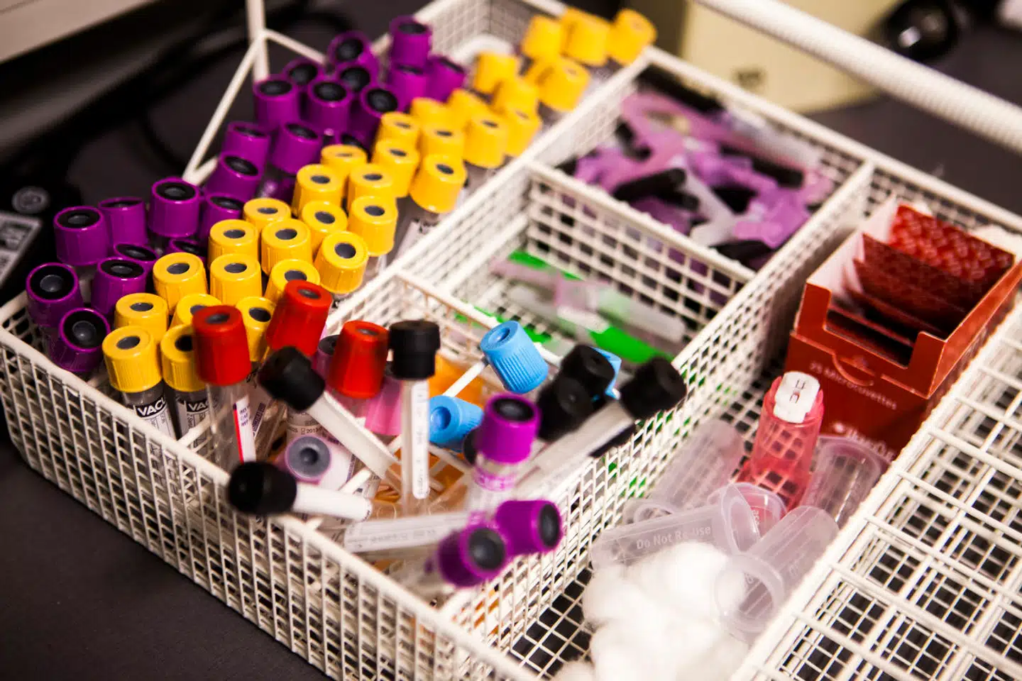 »Konsekvenserne har været utrolig lange ventetider på en diagnose i overensstemmelse med WHOs diagnosekodesystem. For nogle patientgrupper op til seks år eller mere,« skriver kronikørerne.