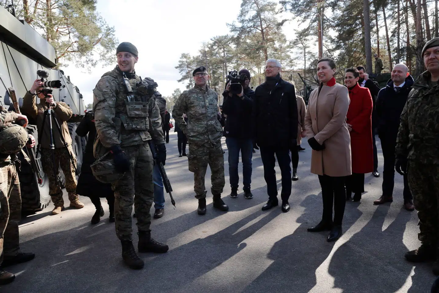 Der var højt humør, da statsminister Mette Frederiksen (S), ledsaget af Letlands premierminister, Arturs Krisjanis Karins, i 2022 besøgte en gruppe danske, estiske og lettiske soldater, der gjorde tjeneste under NATO-hovedkvarteret Multinational Division North i Letland. Enhedens økonomistyring var dog ikke noget at skrive hjem om, står det nu klart.
