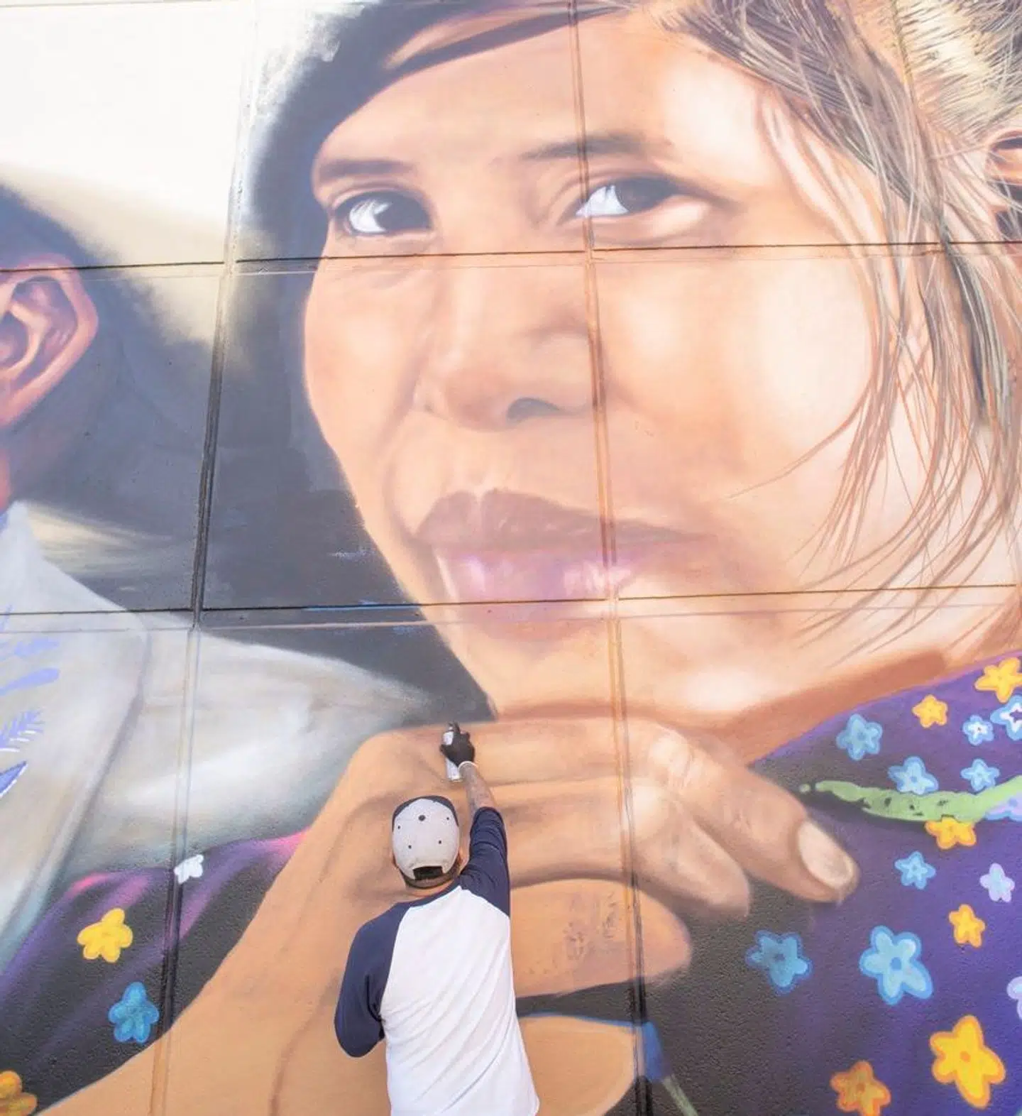 Graffitikunstneren Jesus Alvarado i færd med at synliggøre latinoerne med et stort vægmaleri ved kunstmuseet i El Paso, Texas. I hollywoodfilm optrådte latinoer tidligere i roller som landarbejdere, skurke eller tjenere, men den slags stereotyper er fortid i et woke USA. Nu bliver latinoerne skrevet helt ud, siger Marie Arana. Foto: Paul Ratje, Scanpix