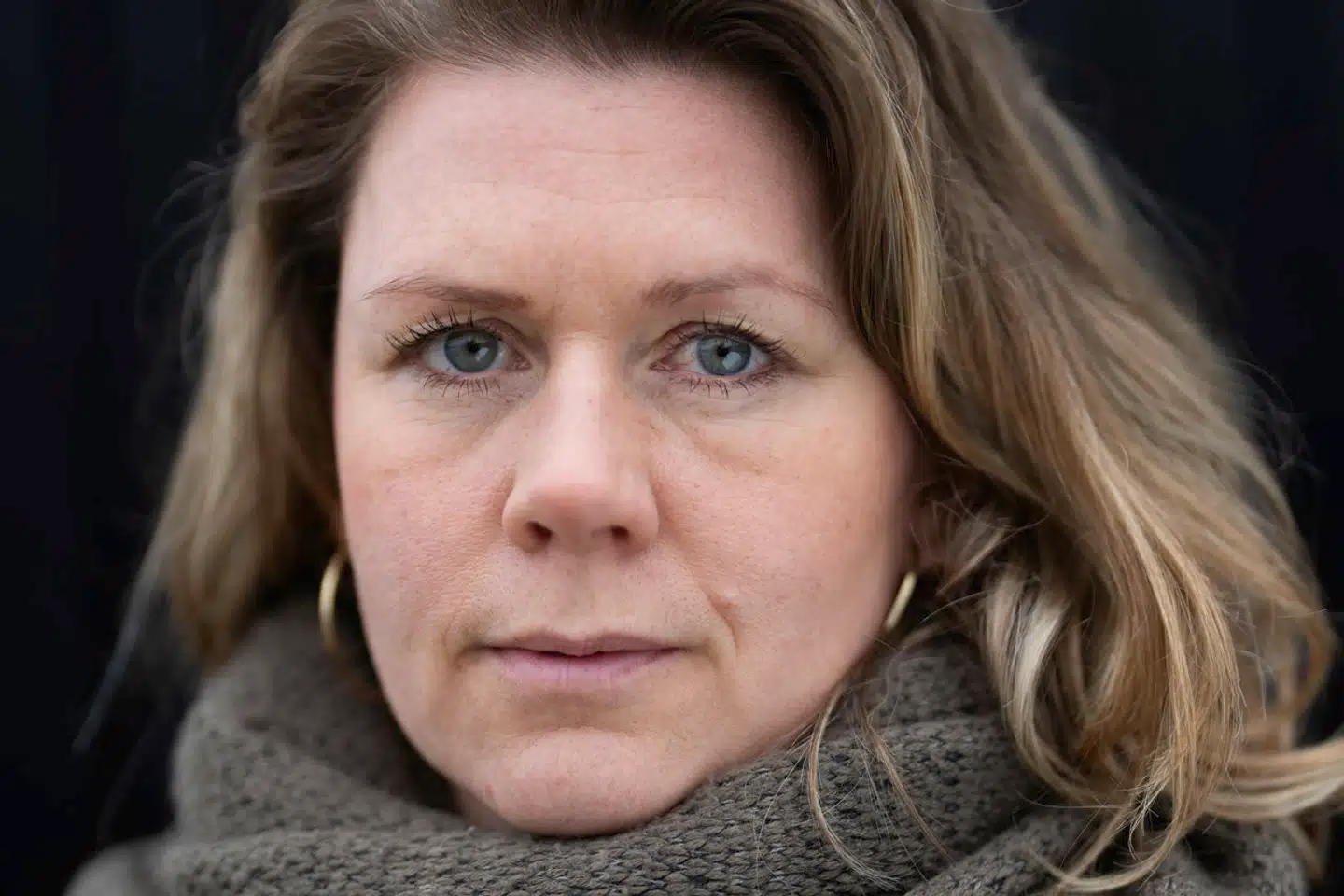 »I min praksis fortæller forældre om, at deres barn med tiden begynder at ændre adfærd. De fortæller om at barnet bliver mere stille, lukker sig inde på værelset, svarer med enstavelsesord,« skriver Janne Mortensen.