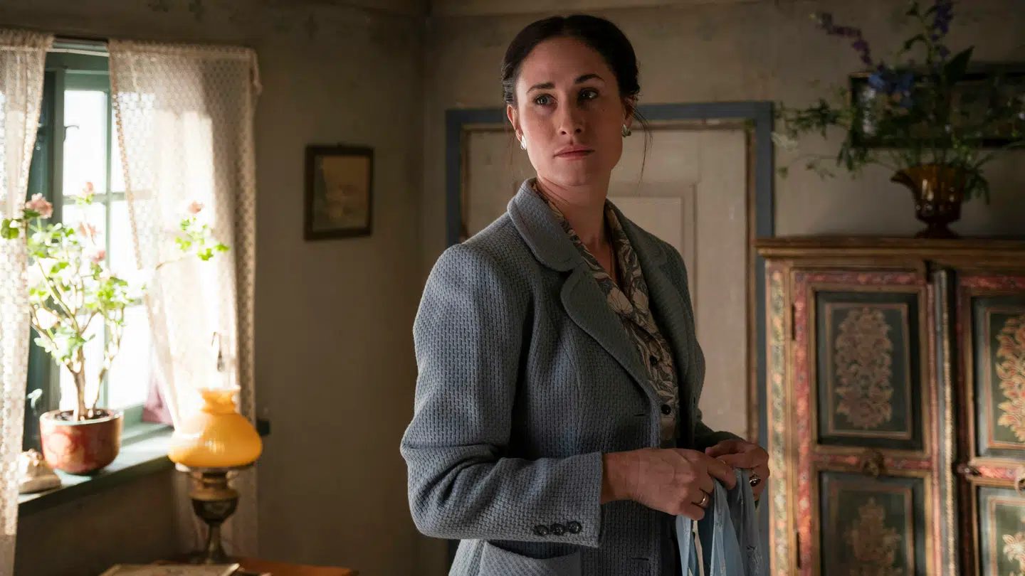 Rosalinde Mynster som Fie.