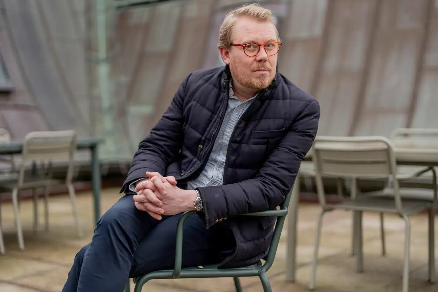 Søren Lippert, der er vært på TV 2 News og tidligere særlig rådgiver for Nick Hækkerup, har skrevet bogen "Derfor ender demokratiet (som vi kender det)".