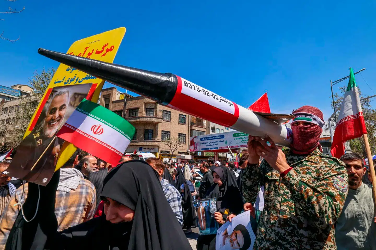 Fem dage efter et angreb på det iranske konsulat i Syrien, blev der holdt begravelsesoptog i Iran.