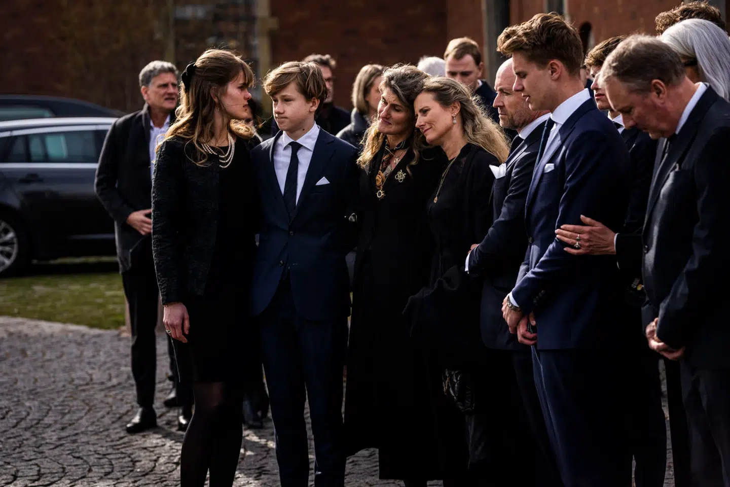 Det er kun et år siden, at døtrene Emilie og Julie Brandt tog afsked med deres far.