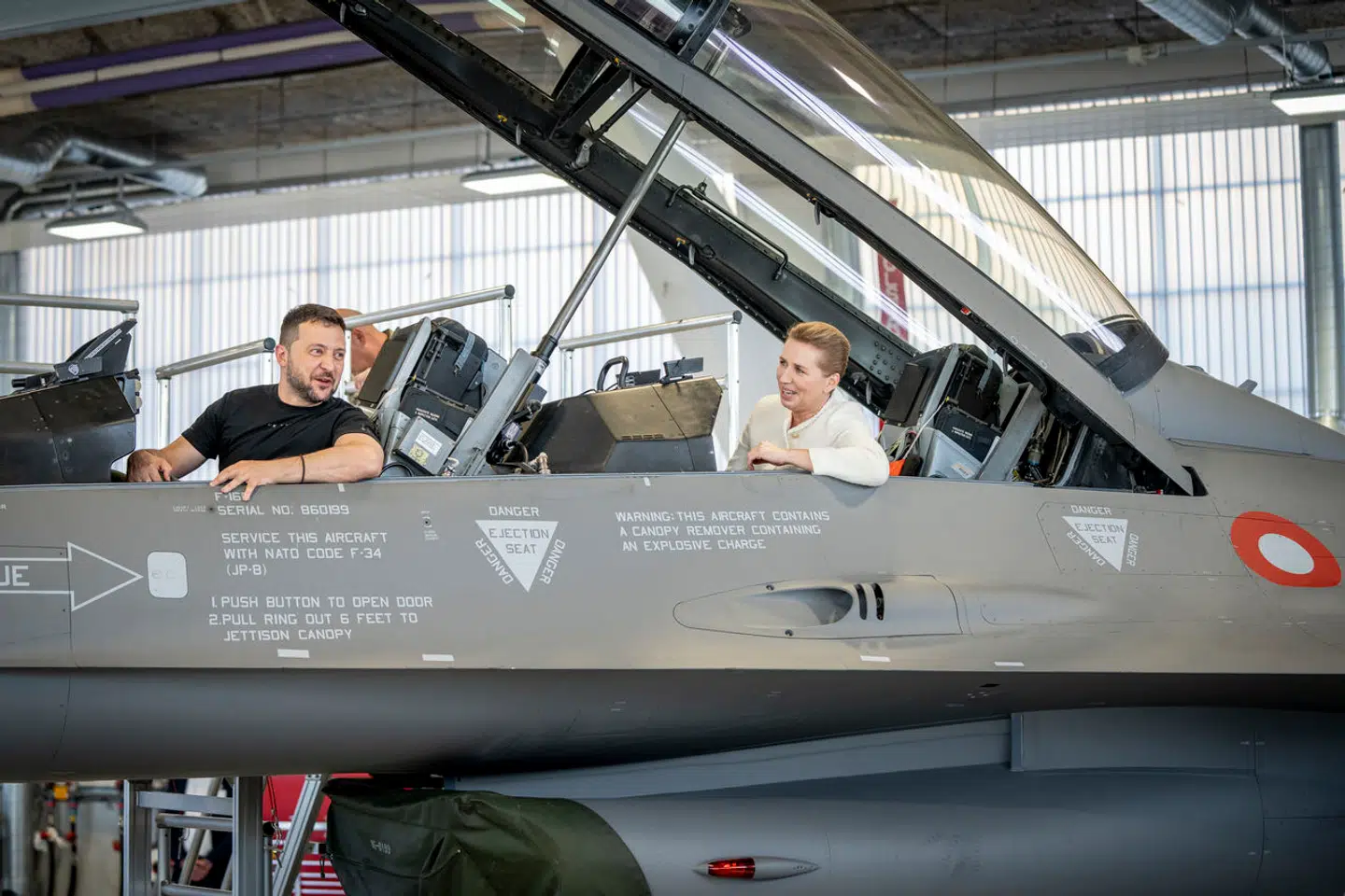Ukraines præsident, Volodymyr Zelenskyj, besøgte Danmark, hvor han og statsminister Mette Frederiksen så nærmere på danske F-16-kampfly til Ukraine. I Israel blev landets F-35-jagere straks opgraderet af USA i konflikten her.