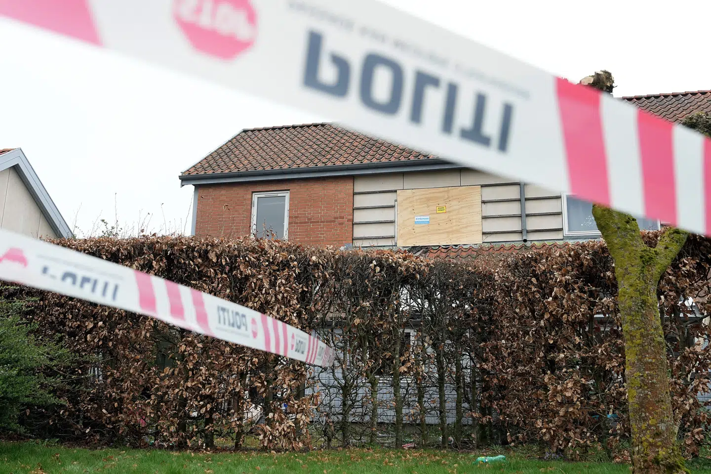 Politiet arbejder ud fra en teori om, at en uforsigtig håndtering af tørshampoo og lightere er årsag til eksplosion i rækkehus i Helsinge torsdag aften.