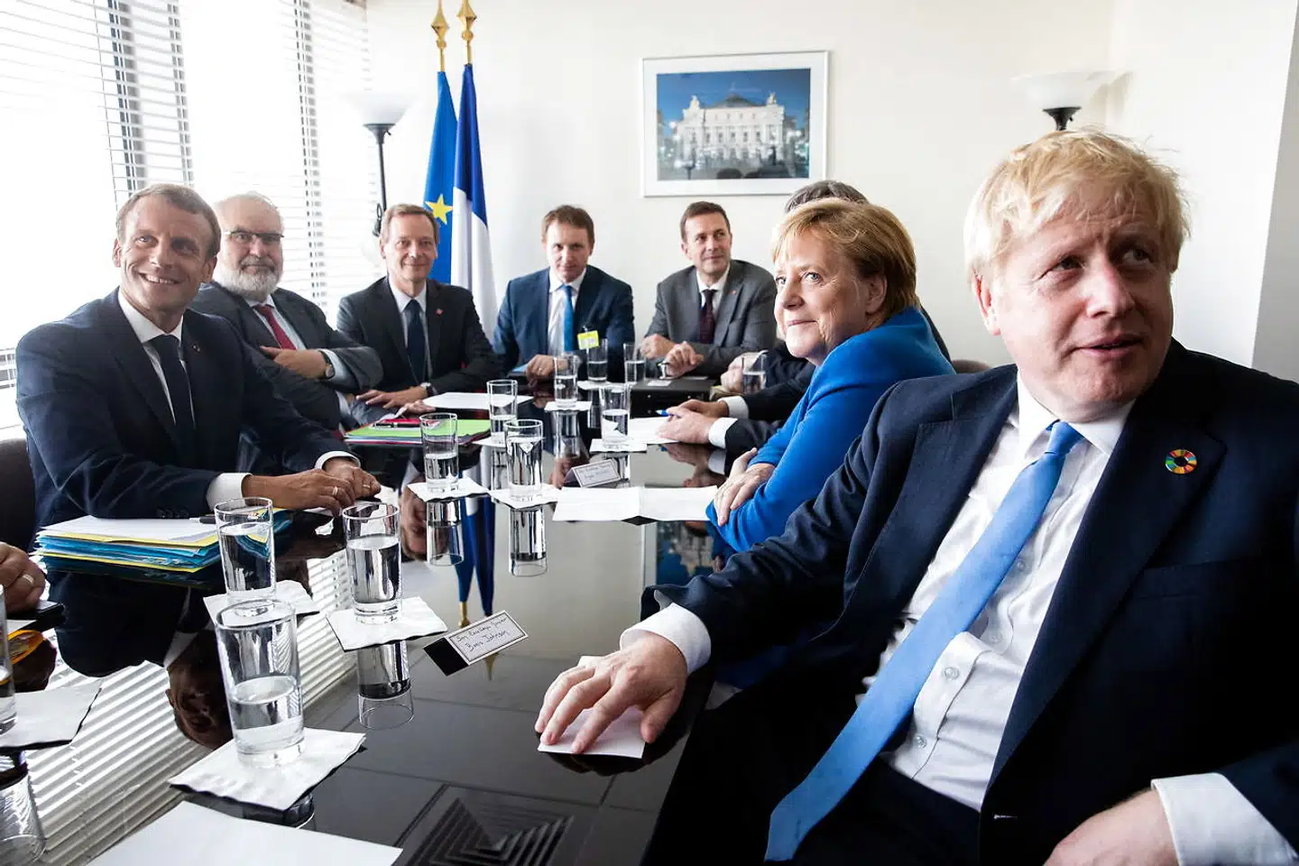 Boris Johnson er taget til FNs generalforsamling i New York, hvor han blandt andet har haft lejlighed til at møde den tyske kansler, Angela Merkel, og den franske præsident, Emmanuel Macron.