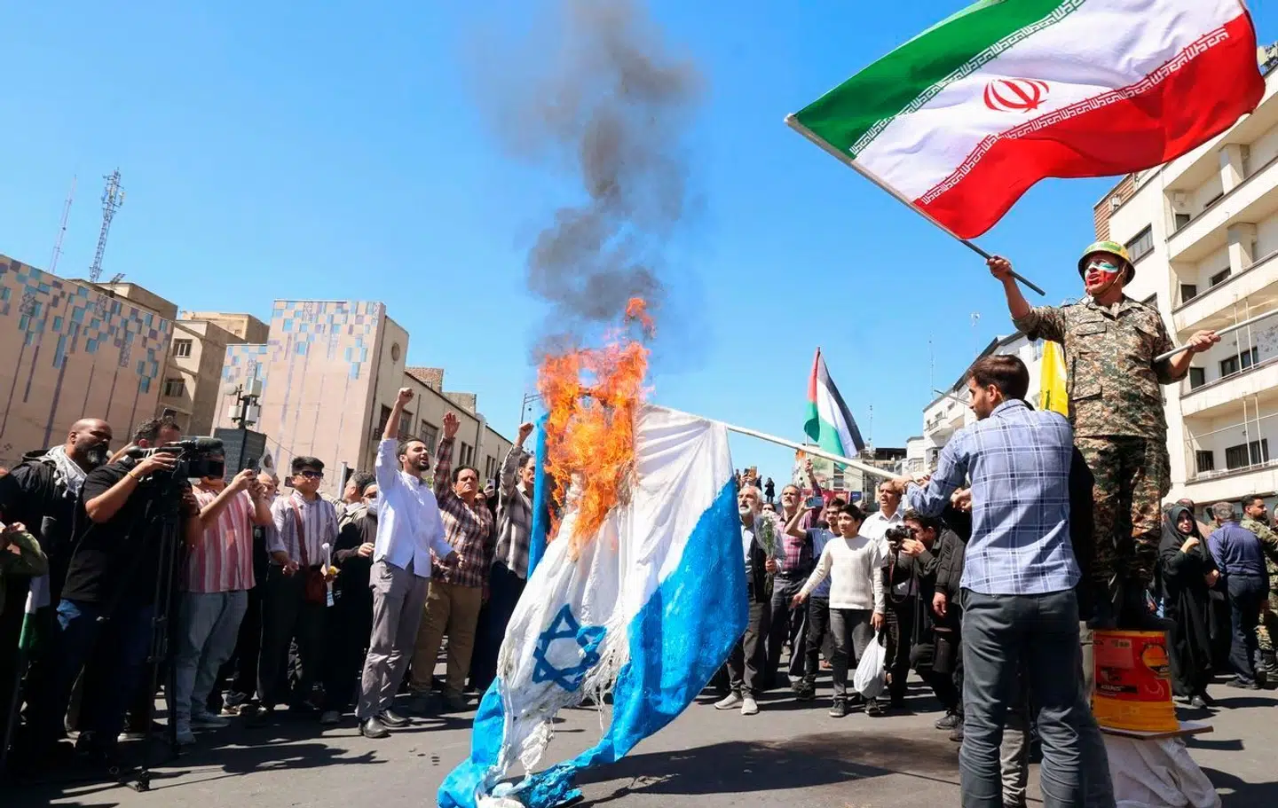 I begyndelsen af april blev to generaler fra Irans revolutionsgarde - samt en række andre personer - dræbt i Syriens hovedstad, Damaskus, da diplomatiske bygninger tilhørende Iran blev bombet. På billedet ses iranske demonstranter brænde det israelske flag af et par dage efter angrebet.