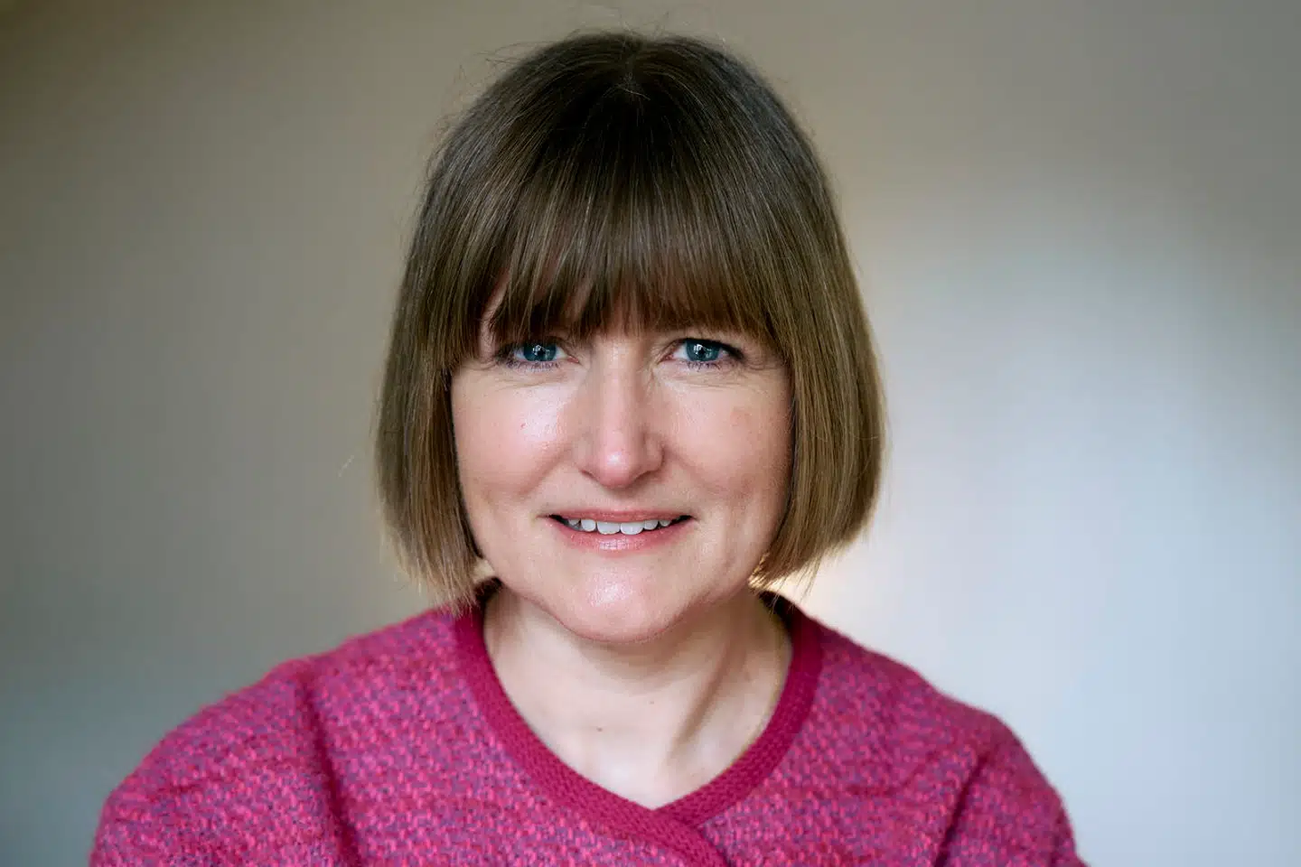 Anne Juel Jørgensen er til daglig børne- og ungechef i Danske Bank – og så skal hendes datter konfirmeres i år ligesom tusindvis af andre unge. Hun mener, at forældre med fordel kan hjælpe deres børn med at navigere i de forventninger, de har for deres konfirmationsfest. Her er det særlig vigtigt med en samtale om økonomi, prioritering og værdi.