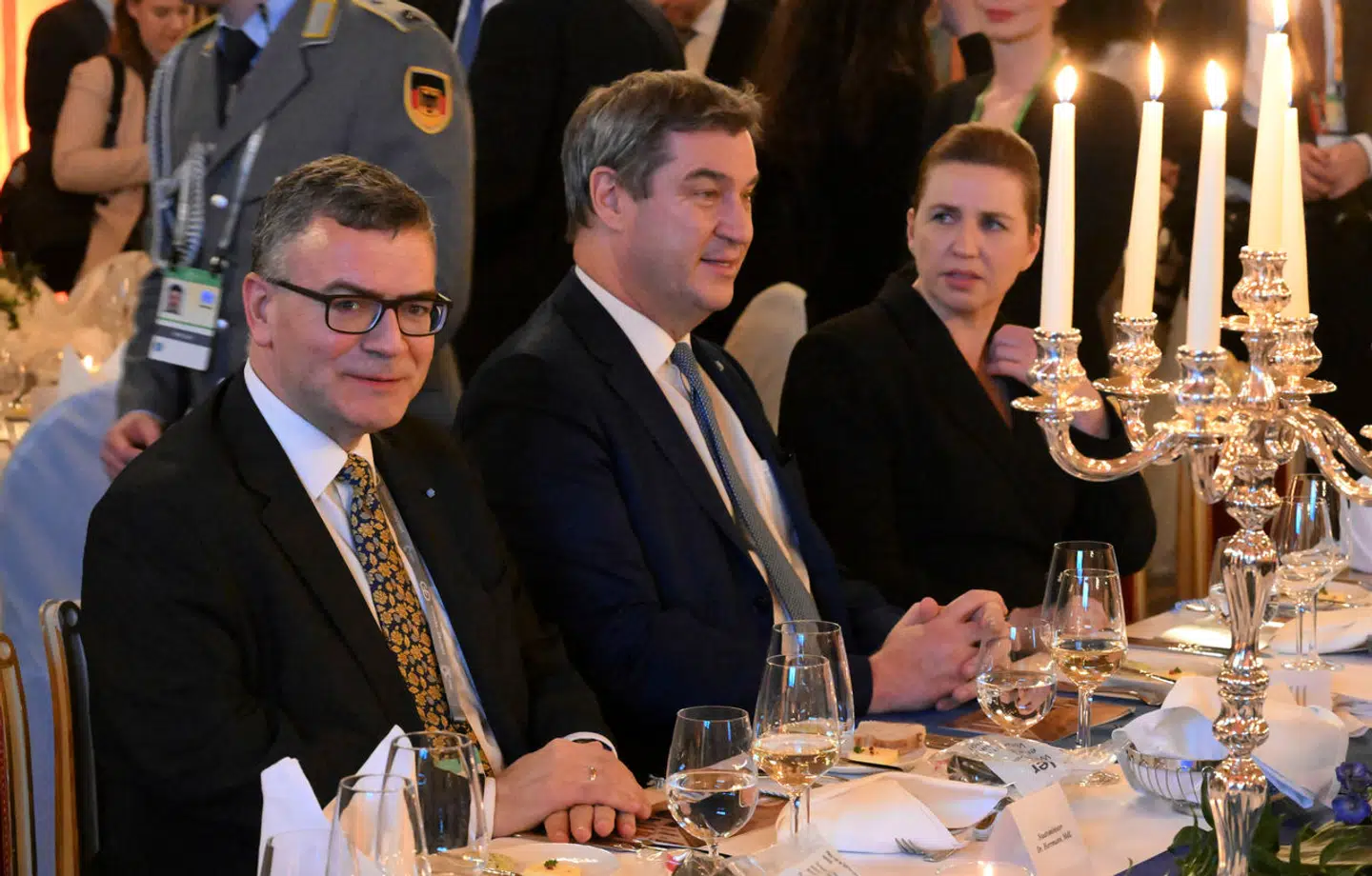 Som statsminister sidder Mette Frederiksen ofte ved veldækkede borde i ind- og udland. Men elsker selv både at købe ind og lave mad.