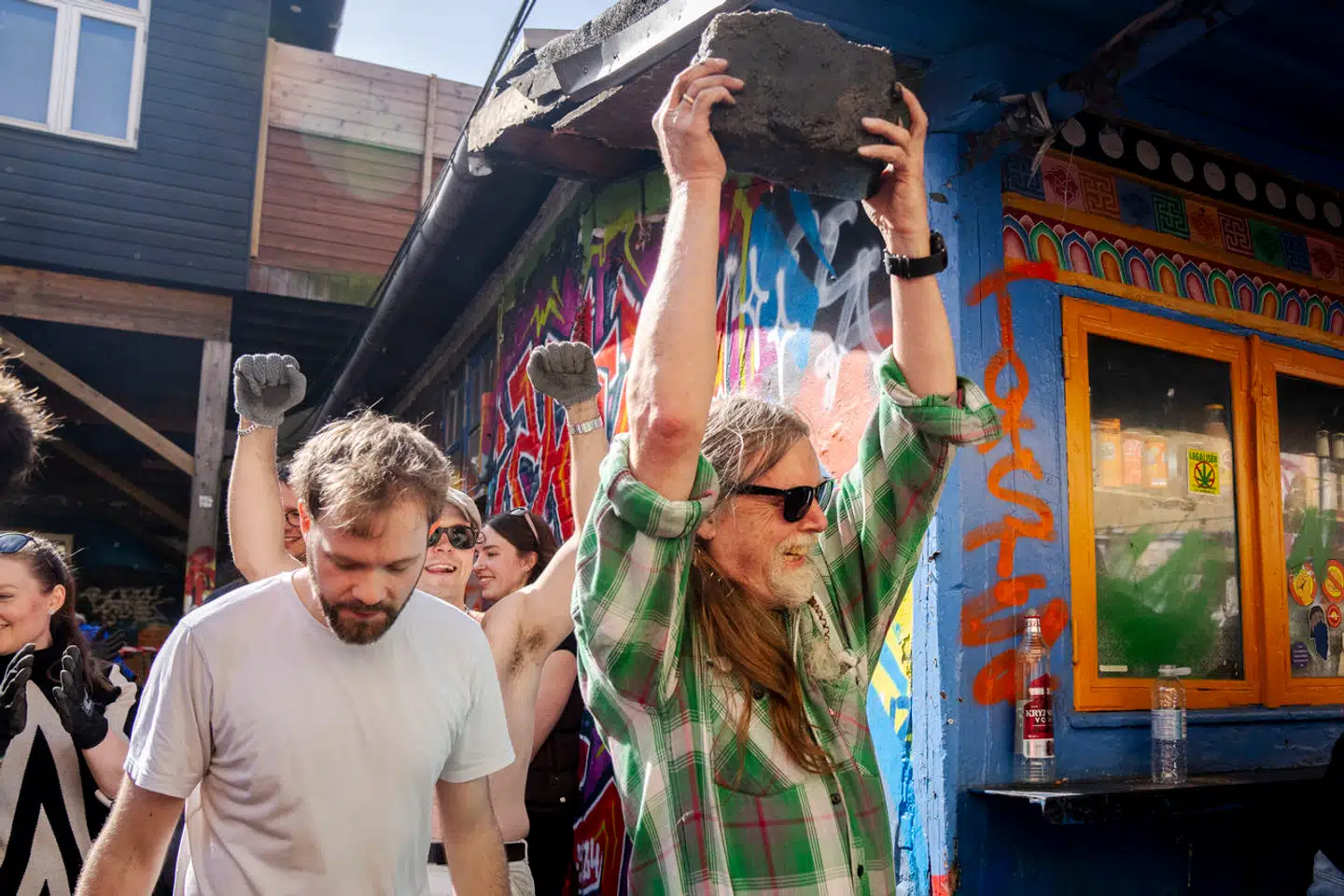 Pusher Streets brosten blev gravet op lørdag den 6. april 2024, hvor christianitter i arbejdstøj markerede en ende på den vold og de likvideringer, der har fulgt med det hårde bande- og rockermiljø i hashgaden de seneste år.