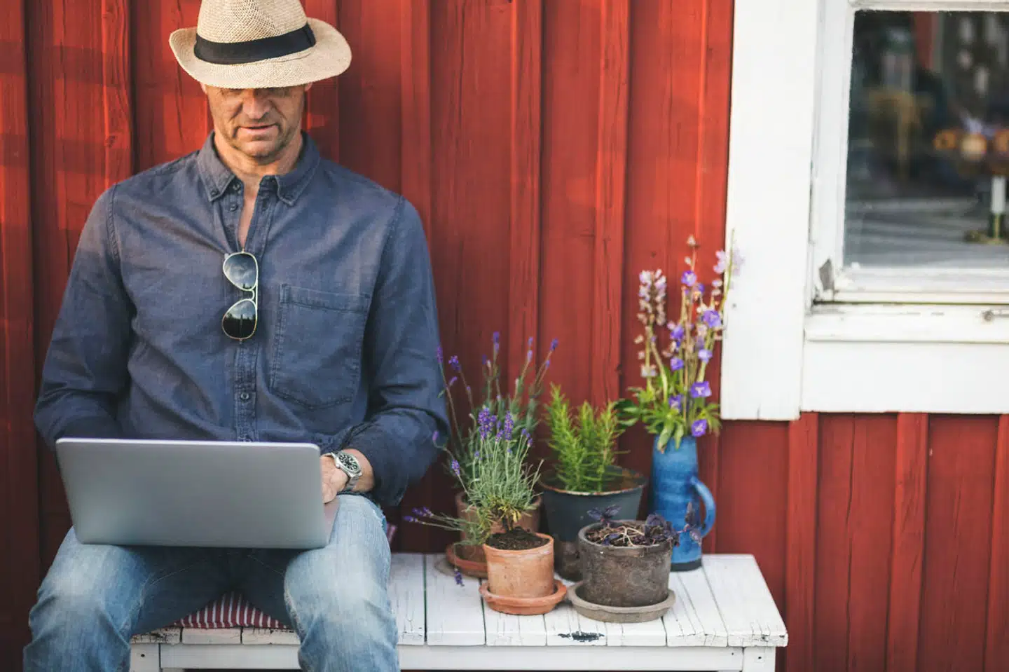 Et britisk »metastudie« har samlet nogle af de forskningsartikler, der er produceret om hjemmearbejde. Det konkluderer, at nogle grupper får det markant bedre, når de kan hive arbejdet hjem i stuen eller som her til sommerhuset. Men for andre er det blandt andet forbundet med frygt at sidde langt væk fra chefen og kollegerne.