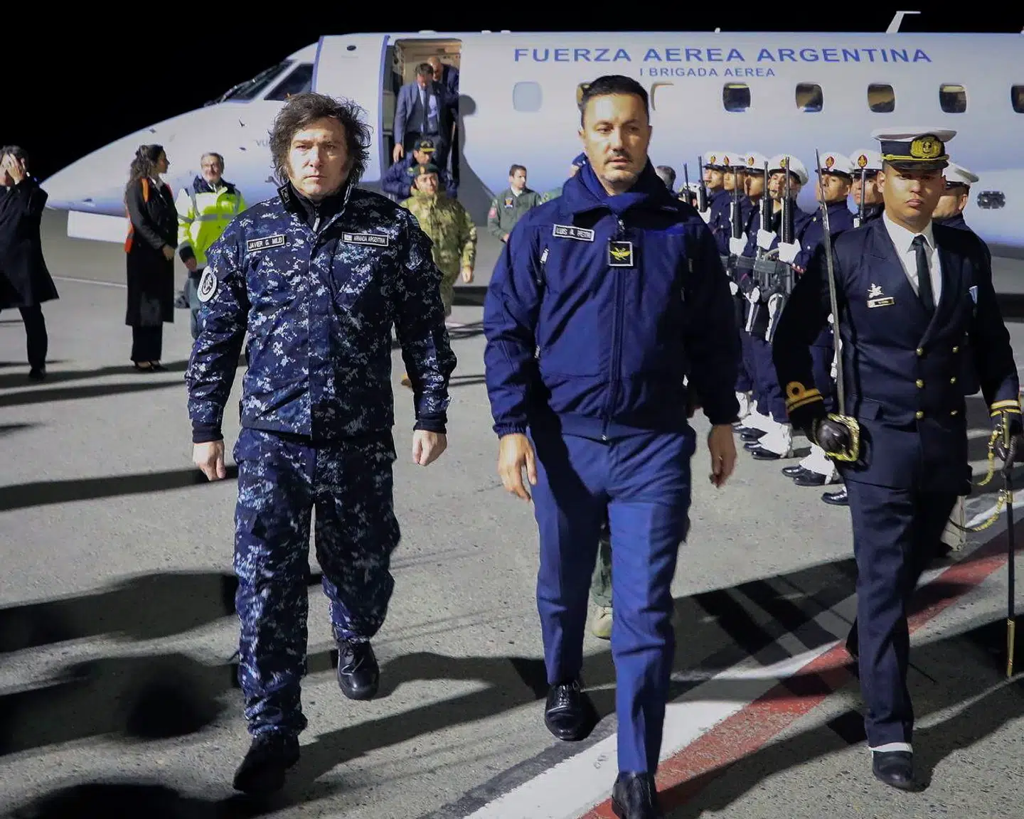 Javier Milei (tv.) er trukket i kampuniform under et besøg i verdens sydligst beliggende by, Ushuaia, hvor han først i april annoncerede oprettelsen af en fælles argentinsk-amerikansk militærbase.