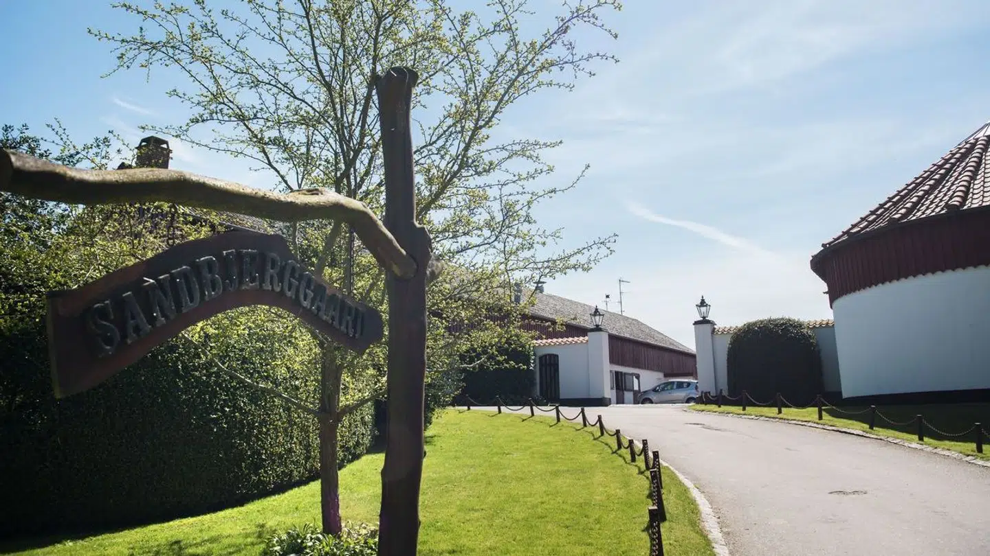 Finansmanden Christian Kjær bor sammen med sin kone, Susan Astani, på Sandbjerggaard i Hørsholm.