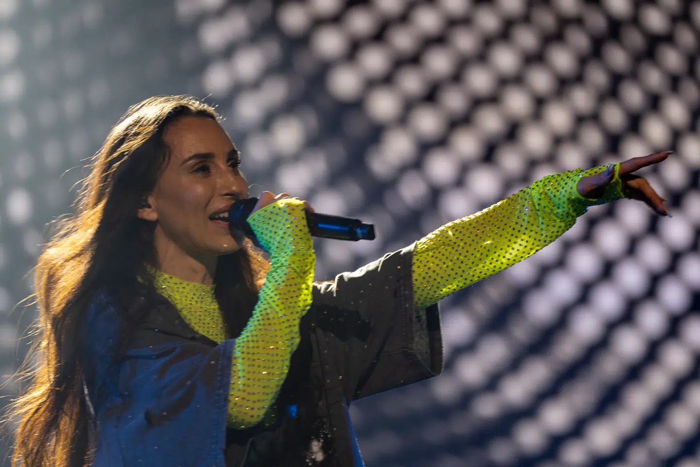 Var man så heldig at være til stede i Royal Arena i april, hvor Medina gav en 6-stjernet magtdemonstration af en koncert, er man ikke i tvivl om, at hun er og bliver dronningen af dansk pop. Lørdag aften spiller Medina på Bøgescenen i Skanderborg.