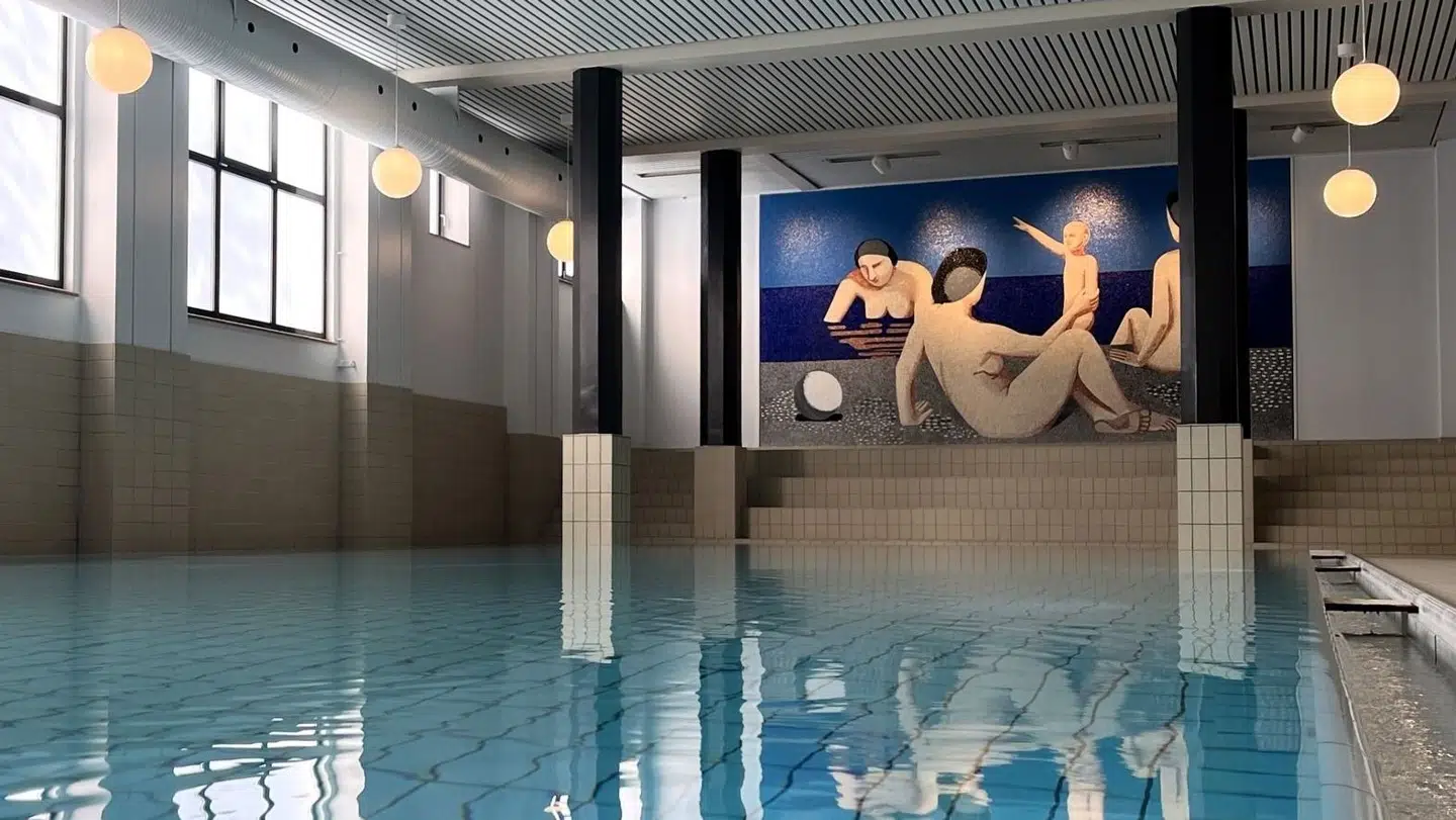 Svømmehallens gamle mosaikker af Vilhelm Lundstrøm fra perioden 1933 til 1937 er blevet restaureret af en konservator, der har fået dem til at fremstå med fornyet farver.