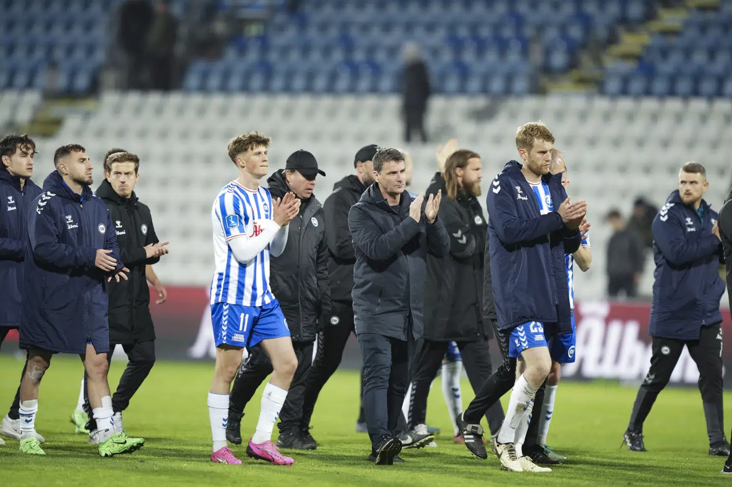 OB-spillerne gik ned til fansene for at sige tak for støtten efter fredagens nederlag til Viborg. Fansene kvitterede med buhen.