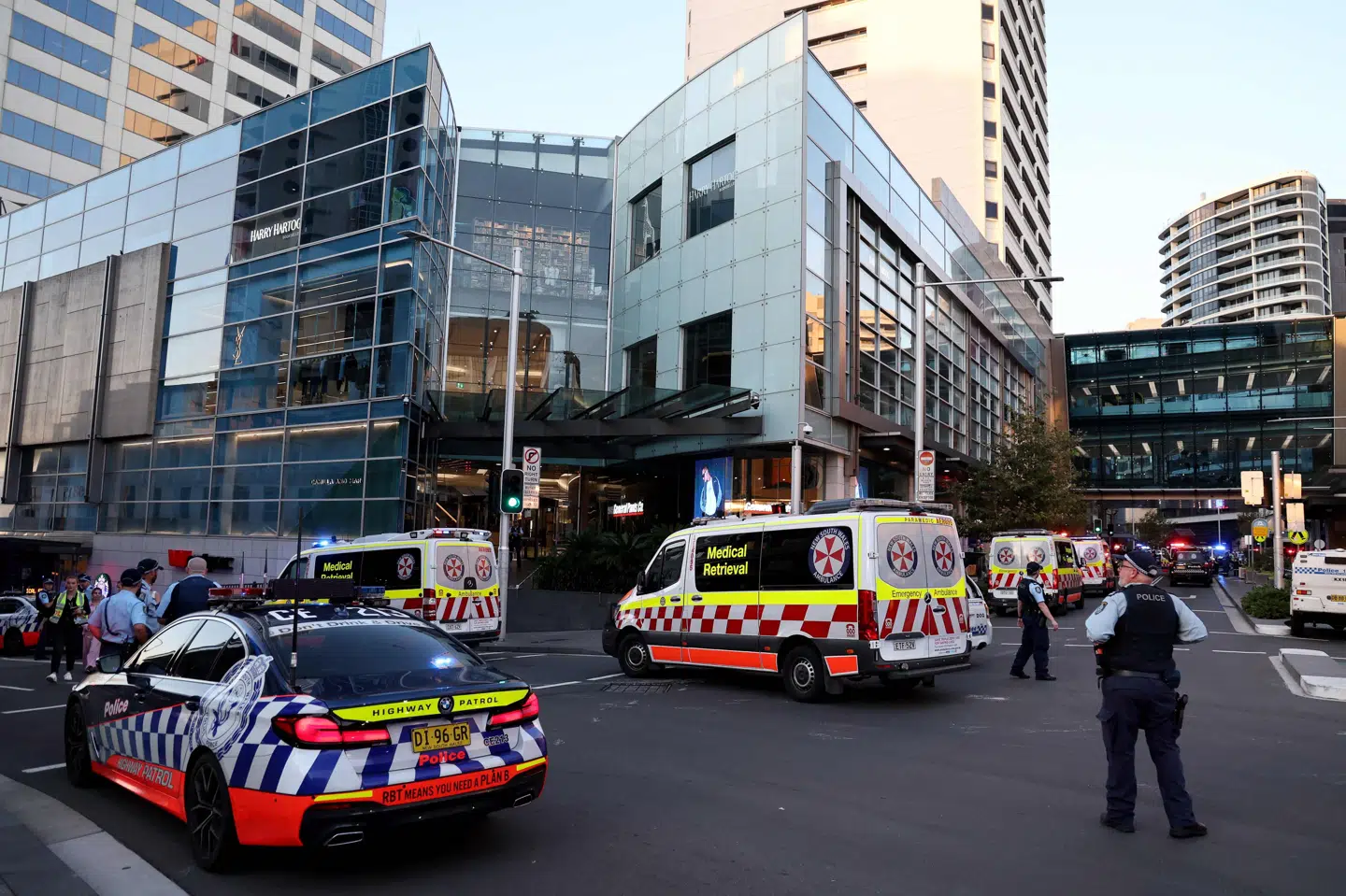 Politi har spærret et område af ved indkøbscenter i Sydney efter knivstikkeri.