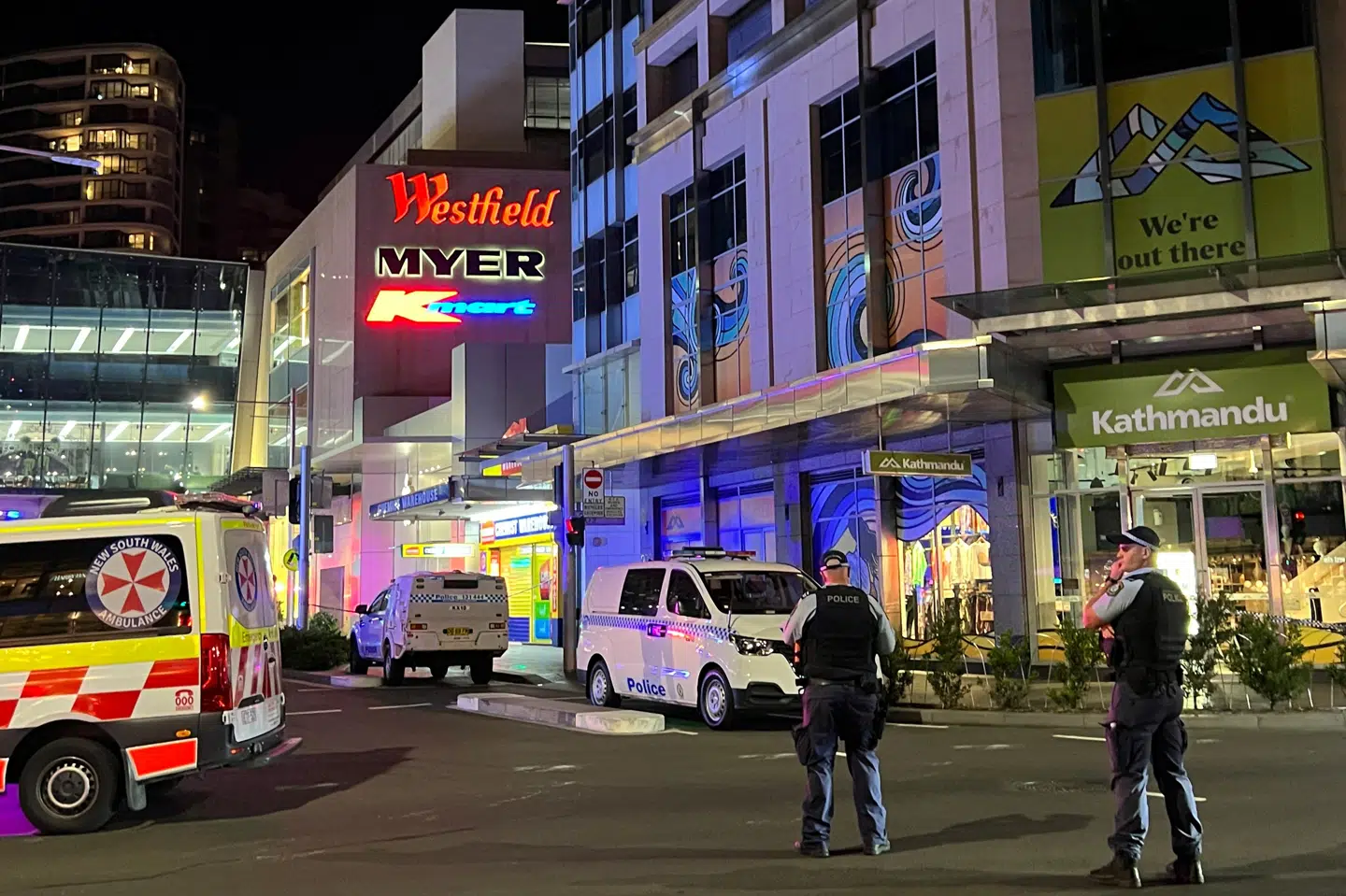 Politiet spærrede lørdag et område af ved indkøbscenteret Westfield i Sydney efter knivstikkeri.