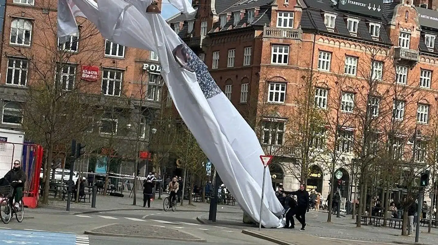 Et stort stillads banner skaber søndag uro på Rådhuspladsen.