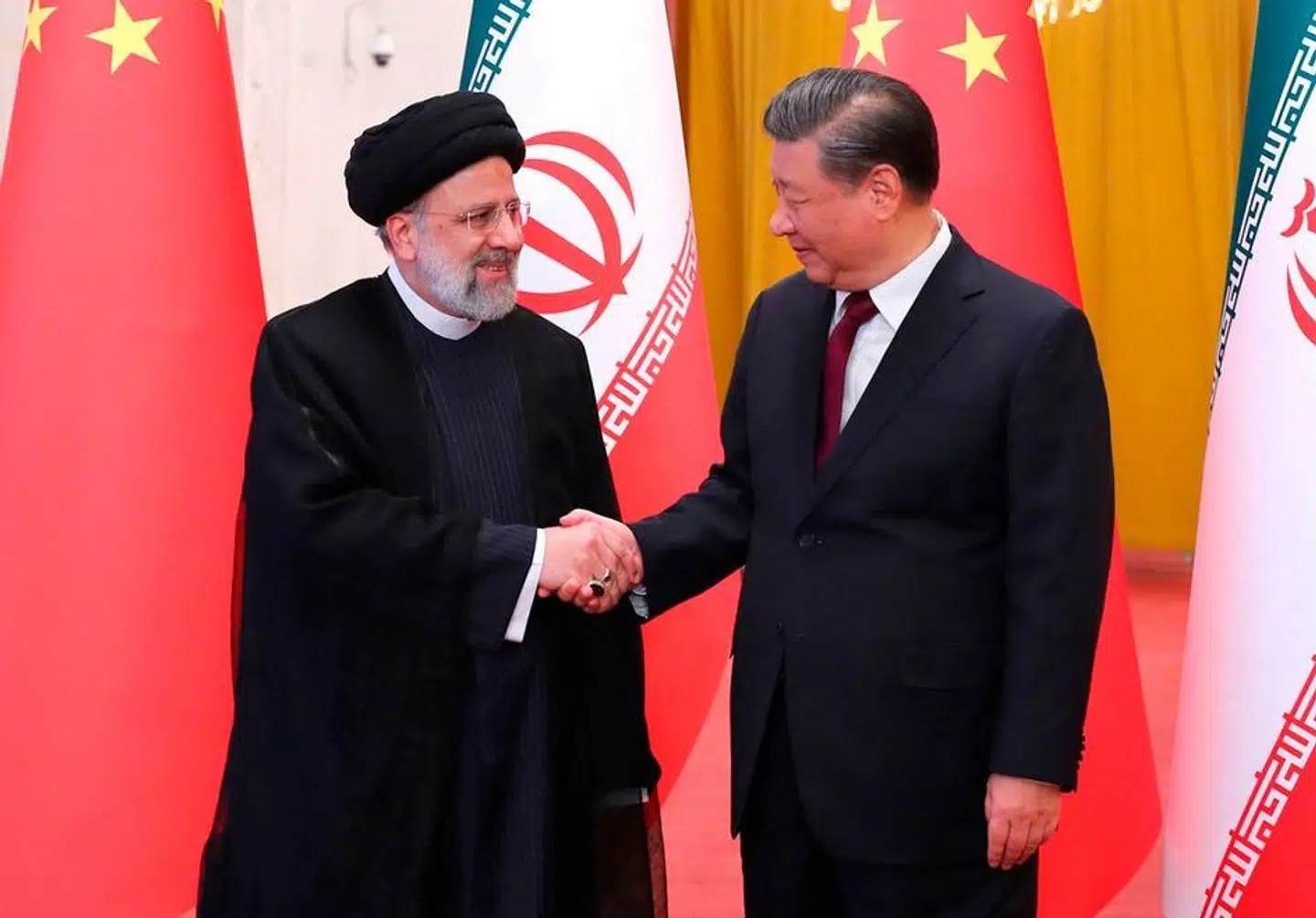 Kinas præsident, Xi Jinping, har flere gange mødtes med iranske ledere. Her trykker han hånd med Ebrahim Raisi i fjor De to lande har et tæt forhold. Men gøre det en forskel, når det virkelig gælder?