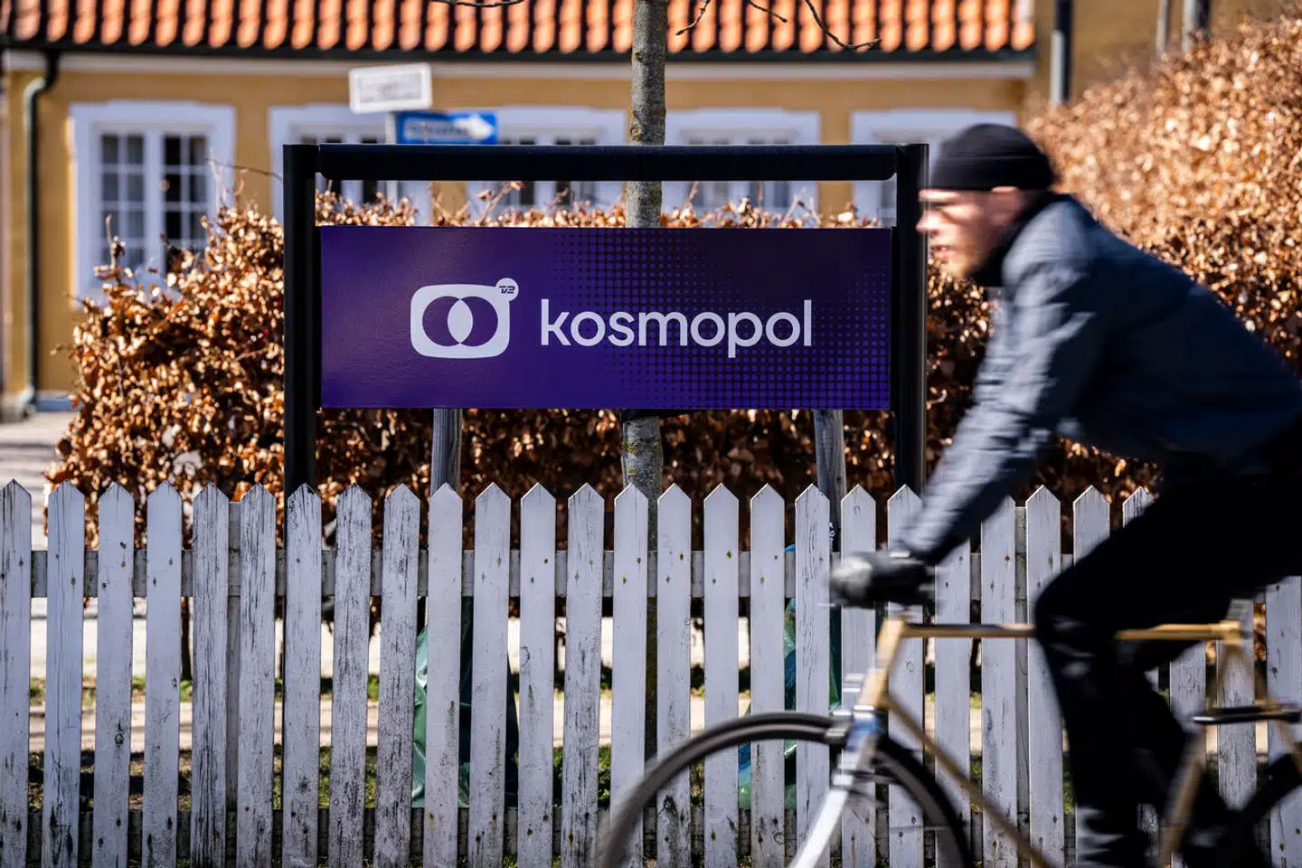 Lokal tv-stationen TV 2 Kosmopol, der har hjemme på Frederiksberg, har optaget lån til at finansiere sit navneskifte, hvilket er imod loven.