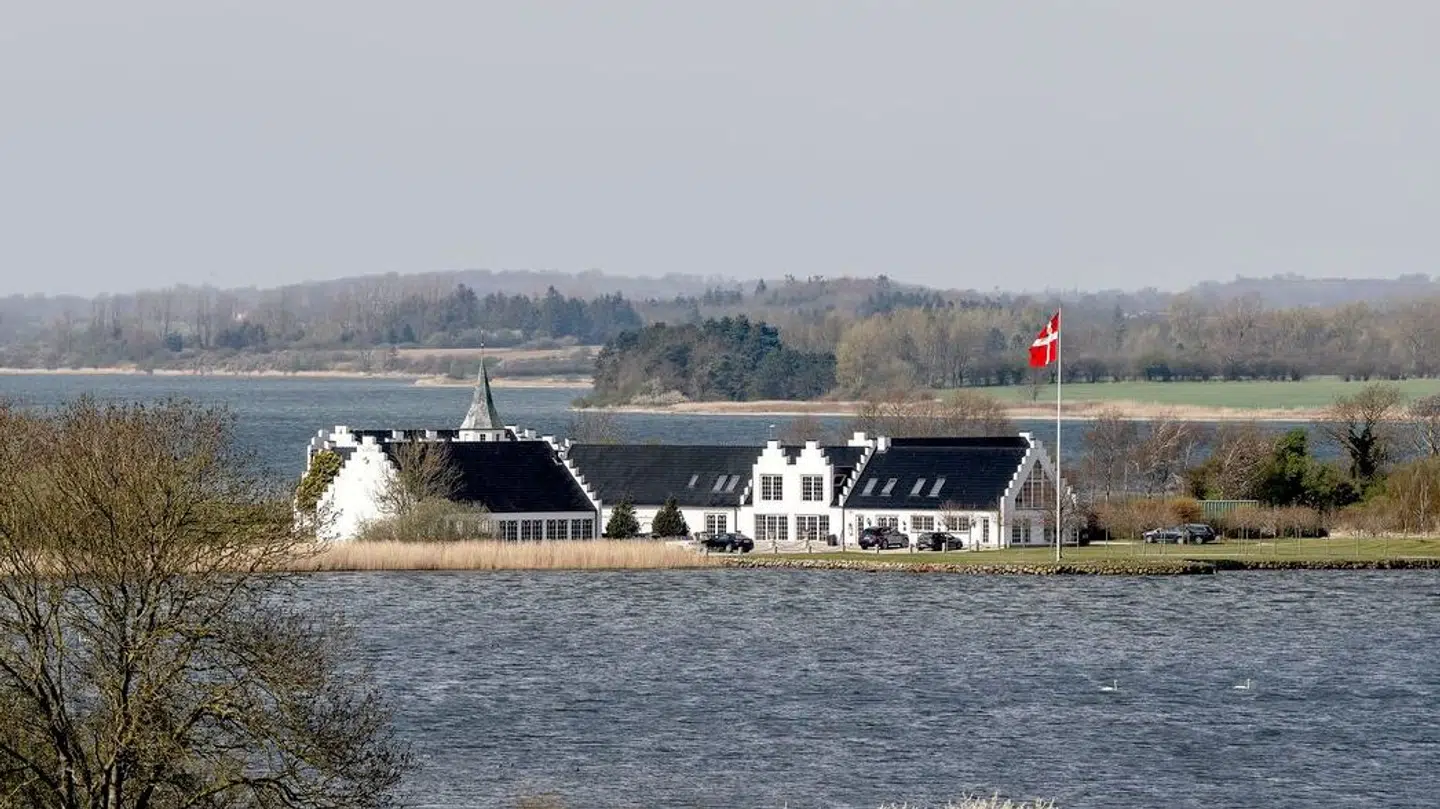 Sophienlyst Slot ved Nørre Aaby på Fyn er ejet af Susan Astani, som fik det i julegave af Christian Kjær, i 2016.