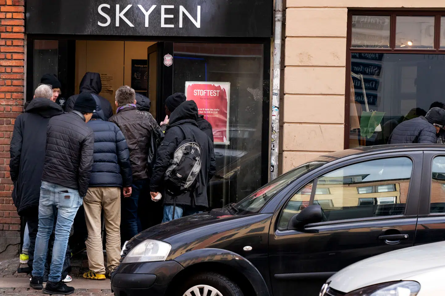 »Hvad med dem, der lever på kanten af samfundet? Dem, der har et misbrug, er svage eller ikke har pårørende? Hjælper vi dem tilstrækkeligt?« spørger Halime Oguz. Brugere af stofindtagelsesrummet Skyen på Istedgade venter udenfor.