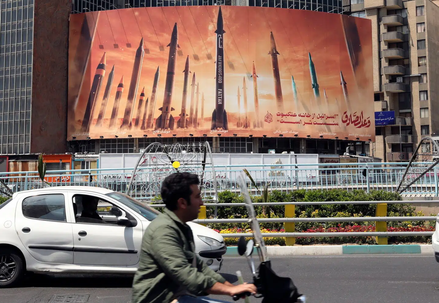 Et antiisraelsk budskab i Teheran refererer til, at iransk militær for første gang har gennemført et direkte angreb på Israel.