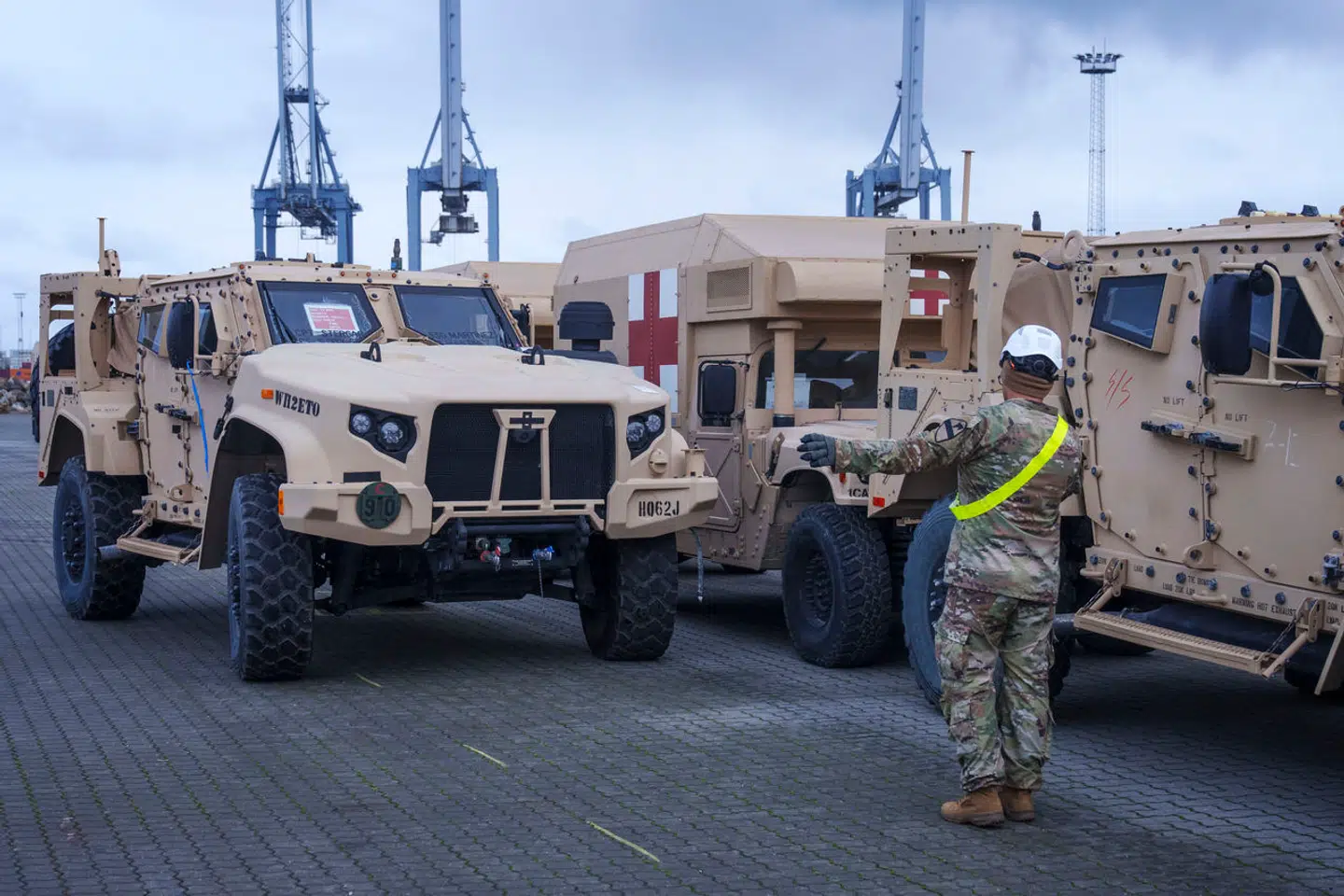 Arkivfoto fra januar 2023, hvor 600 amerikanske køretøjer og containere ankom til Aarhus Havn.