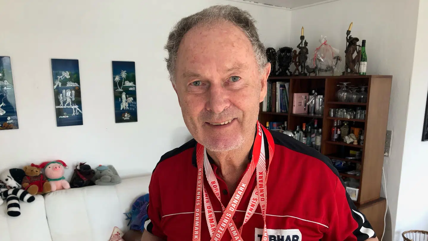 Dagen derpå. Den 77-årige bordtennisspillende advokat fra Virum, Niels Ramberg, med sine tre DM-guldmedaljer for veteraner. Nu er han på 101 DM-titler siden 1960.