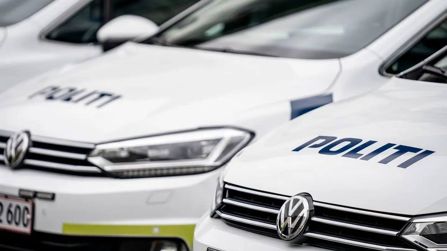 En kvinde er kommet alvorligt til skade ved ulykken.