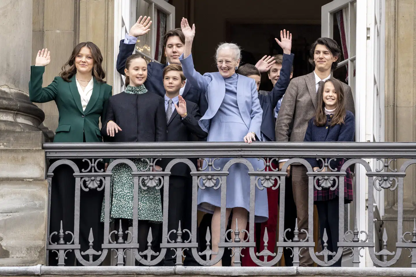 Her ses dronning Margrethe på sin 83 års fødselsdag sidste år på balkonen med sine børnebørn, mens gæster på Amalienborg Slotsplads flagede og fejrede hende. (Arkivfoto).